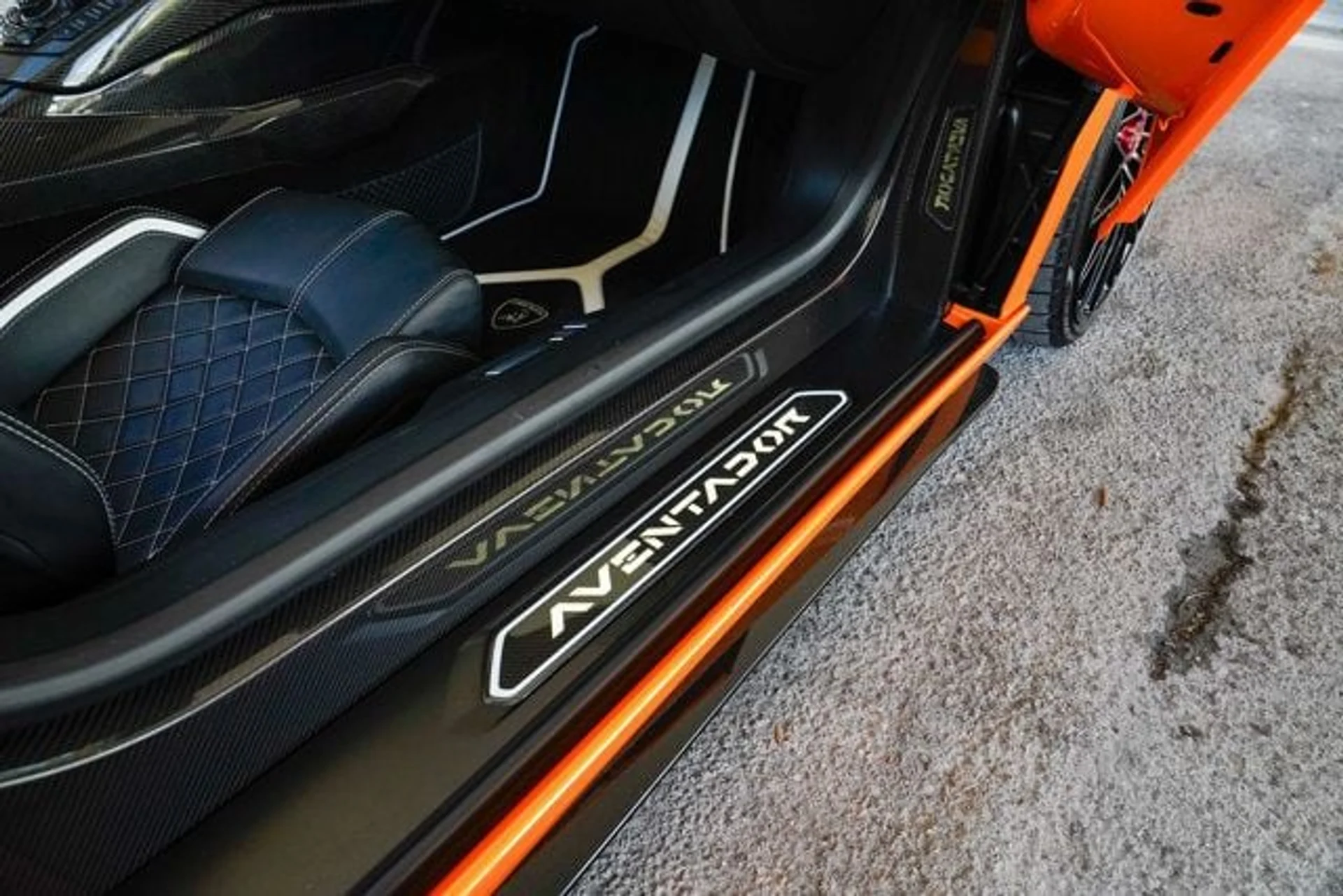 mph083_3552965010_used_2018_lamborghini_aventador_sroadster_14354_22897283_84_640_ca3ceb88ff