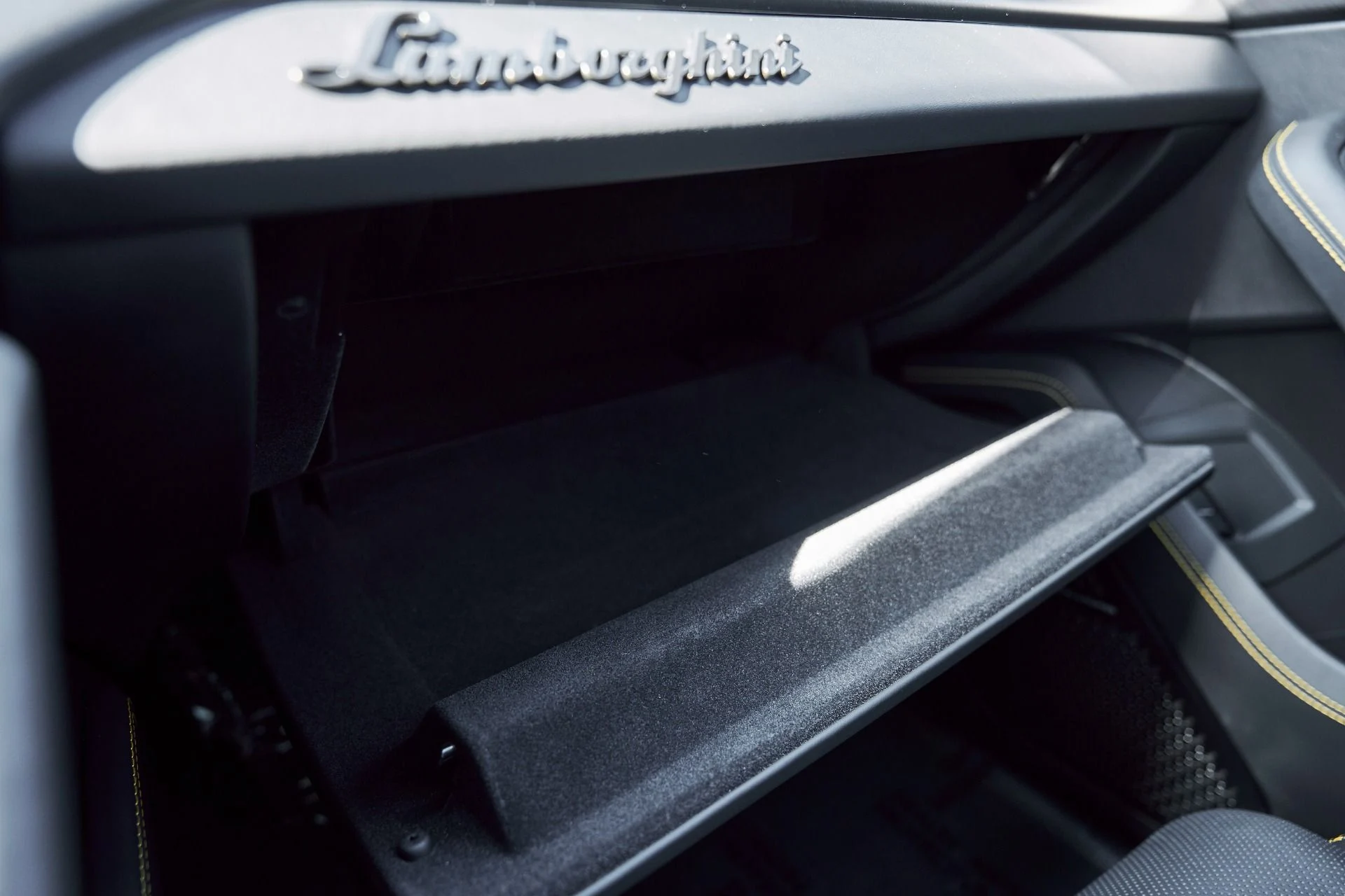 mph083_3566452474_Used_2024_Lamborghini_Urus_S_1770085973_8975104039