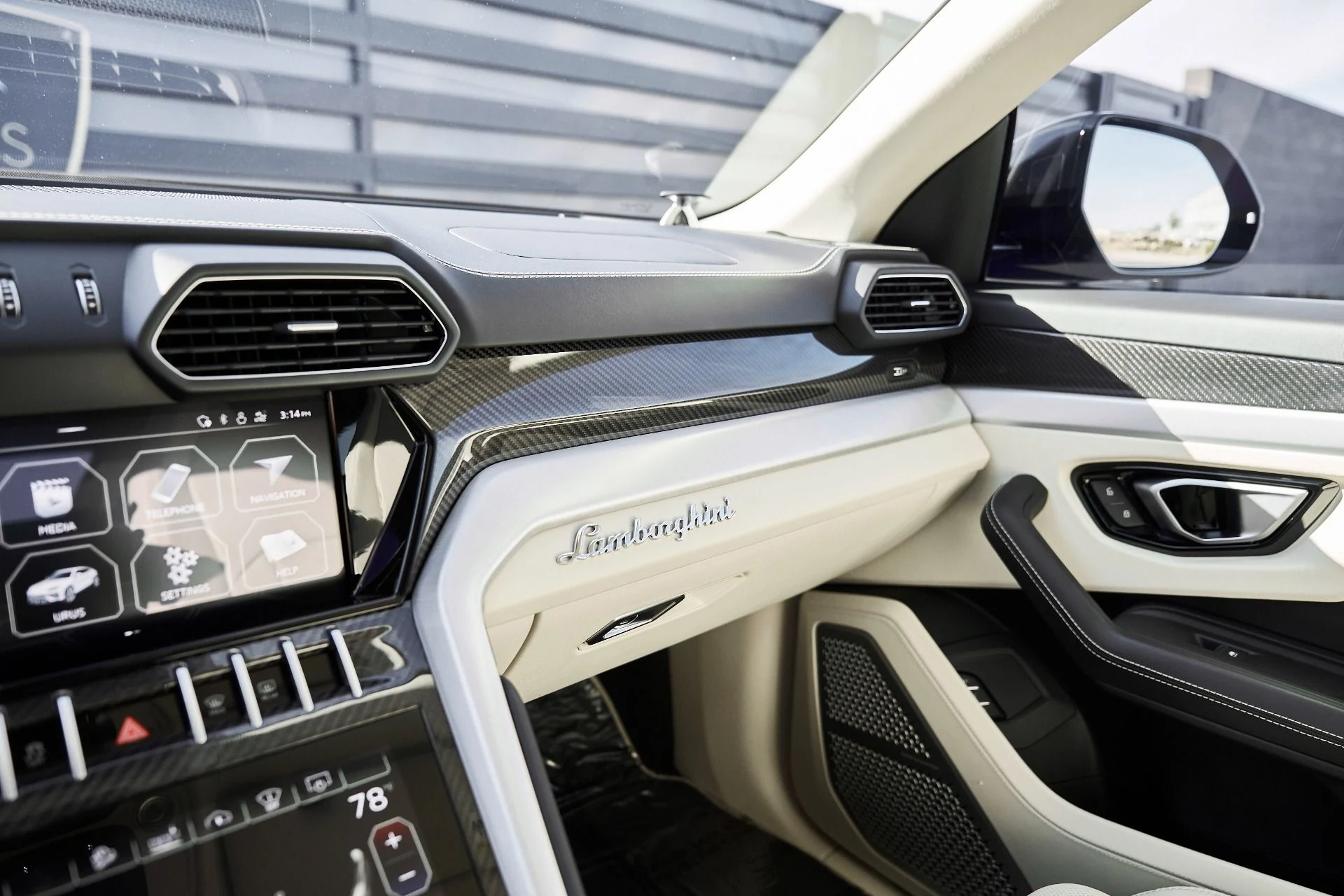 mph083_3678878984_Used_2021_Lamborghini_Urus_1772650754_7d2fc201ad