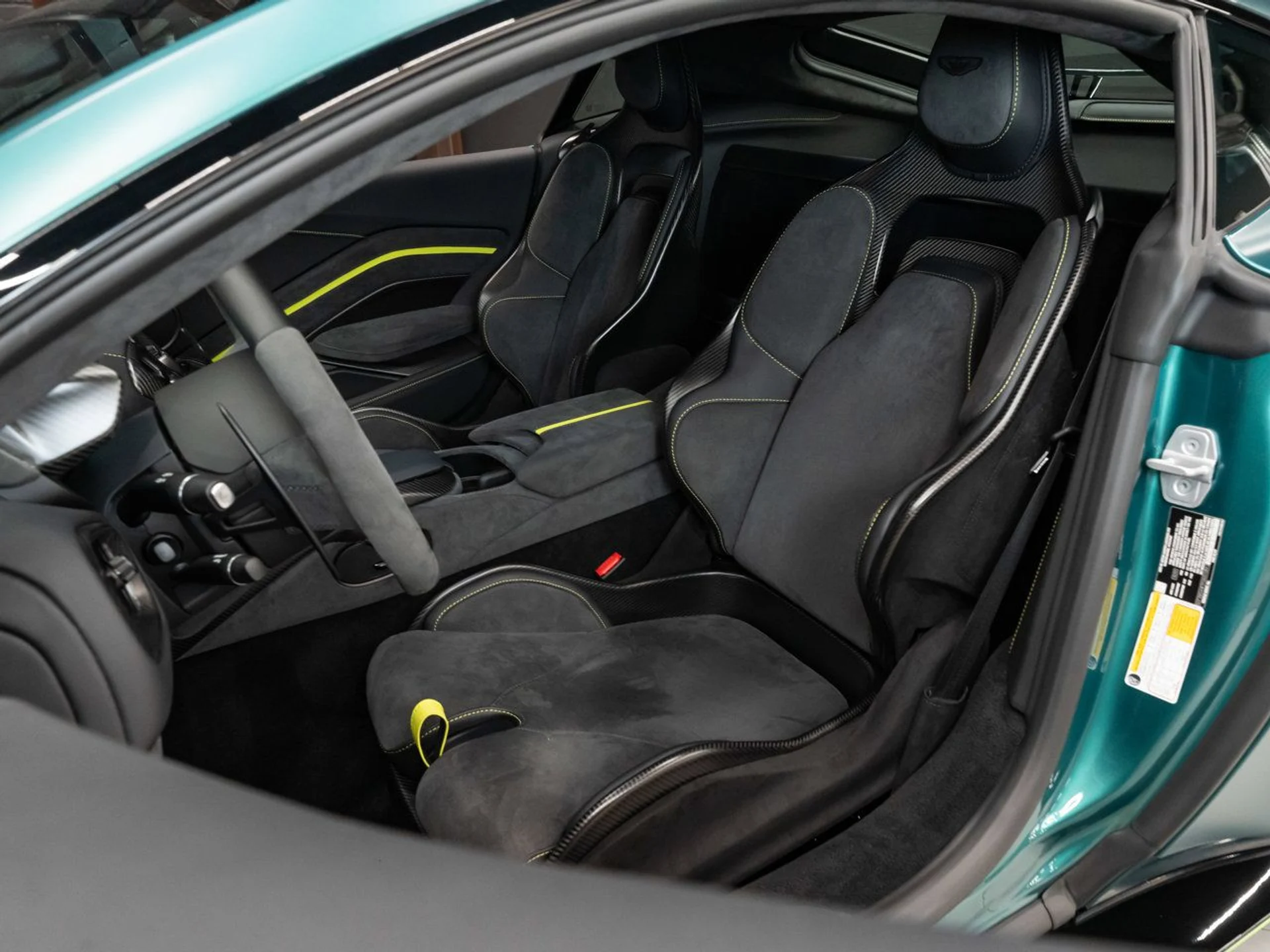 mph083_4055917091_aston_martin_vantage_2023_a8c239de59