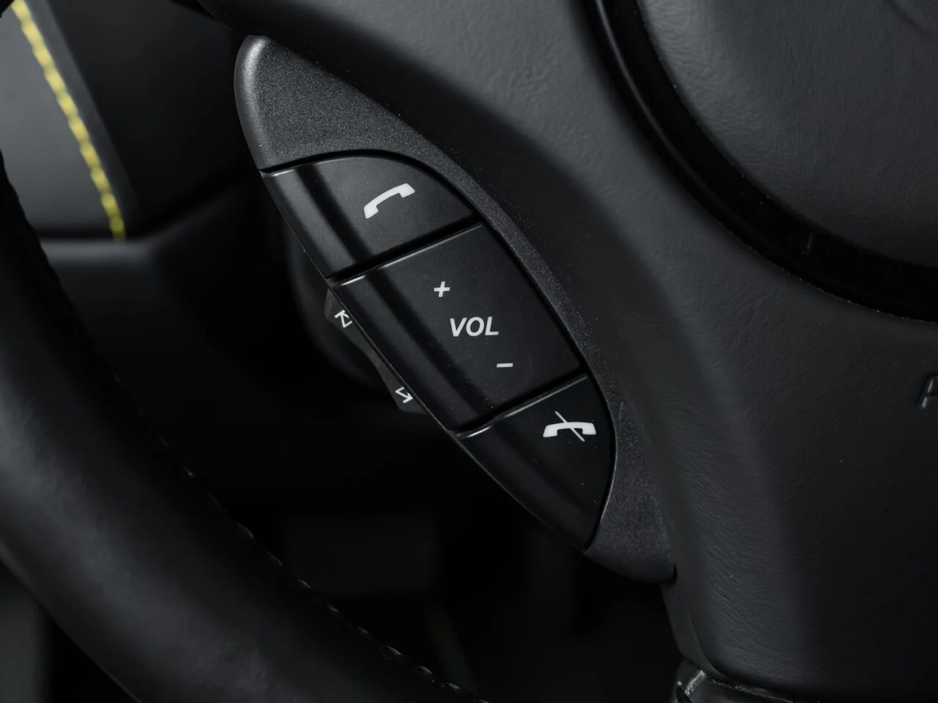 mph084_2144321194_aston_martin_v8_vantage_2015_7116684821