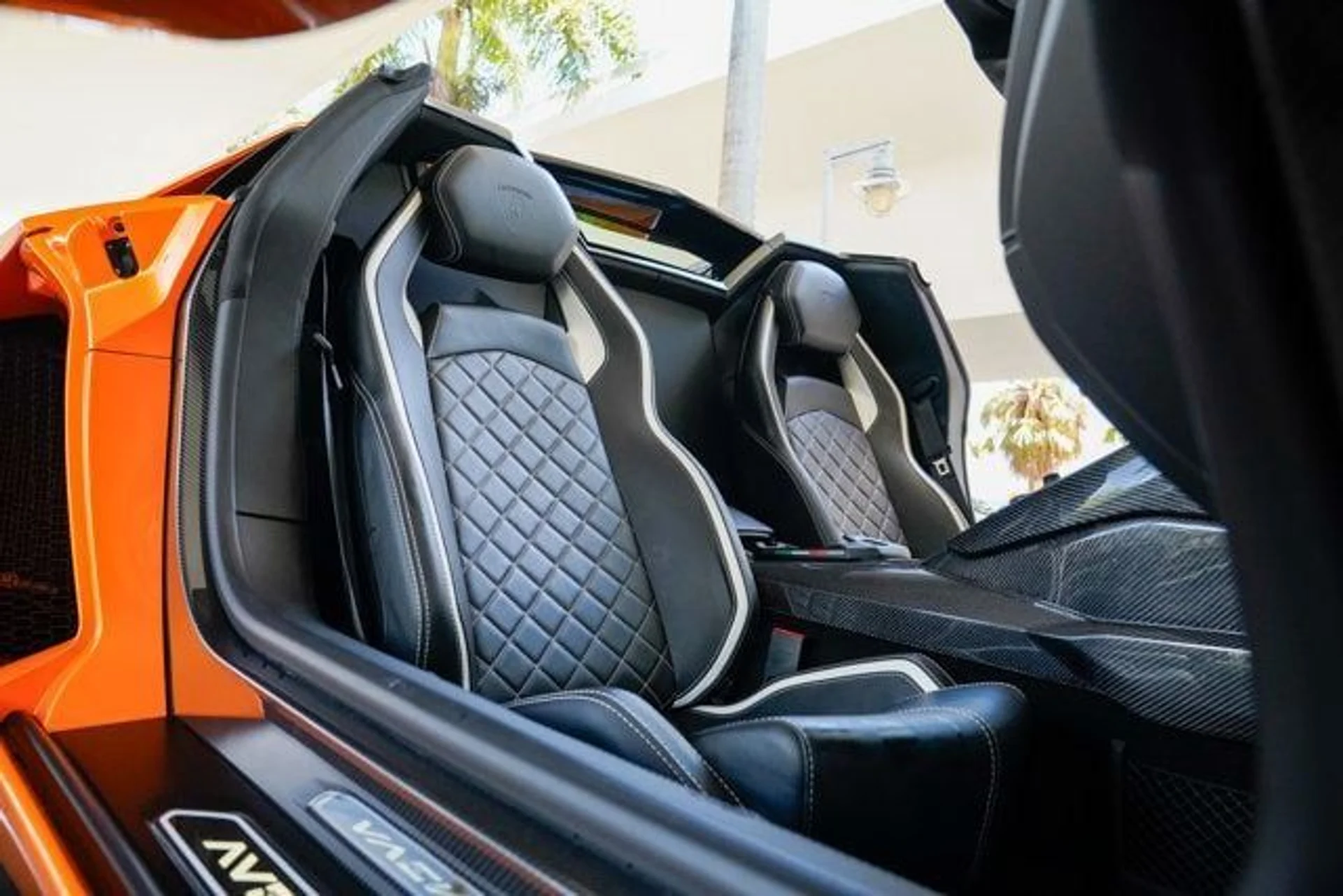 mph084_2512907658_used_2018_lamborghini_aventador_sroadster_14354_22897283_85_640_9dba95c5bf
