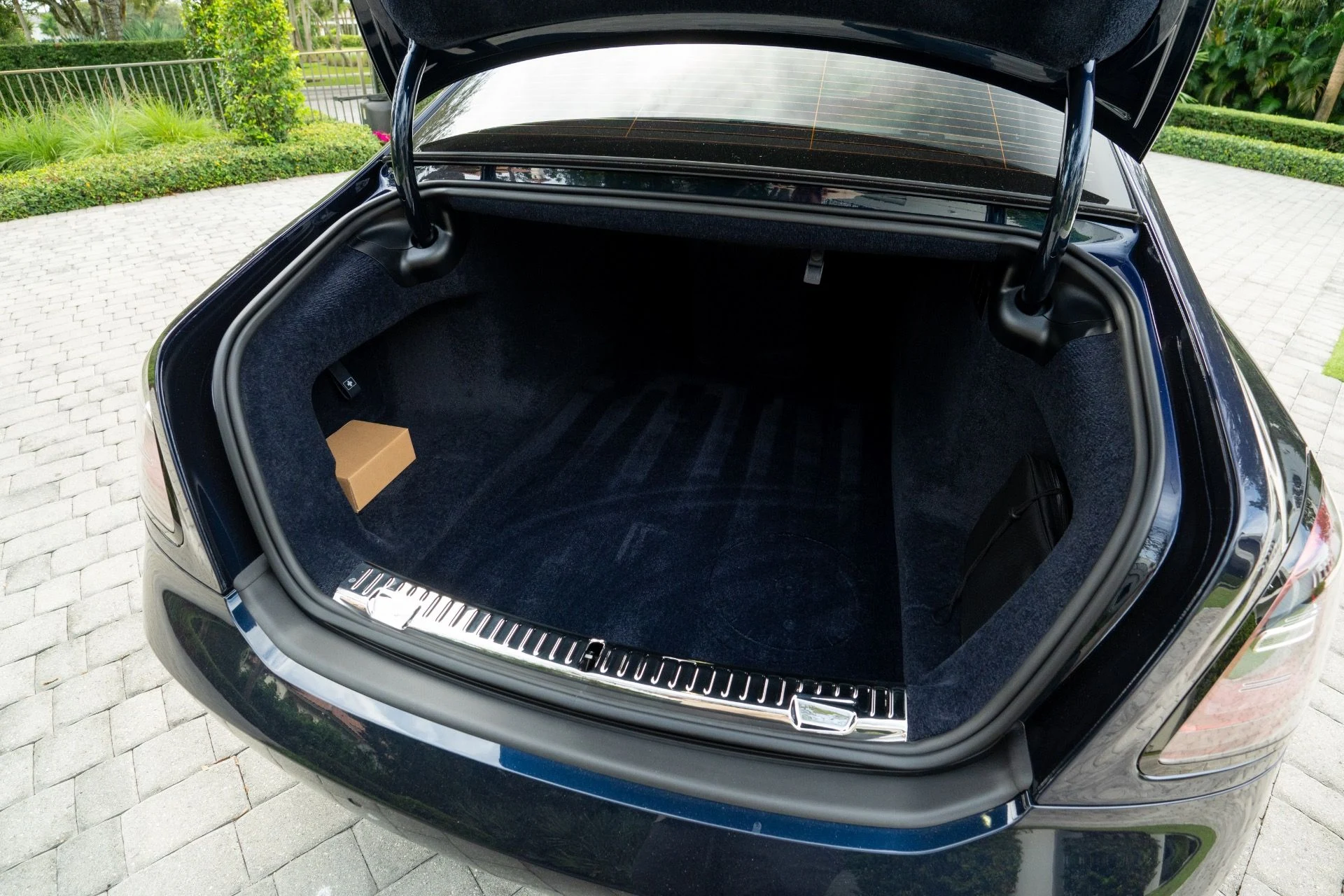 mph084_2890267653_Used_2023_Rolls_Royce_Black_Badge_Ghost_1765569637_7fce253593