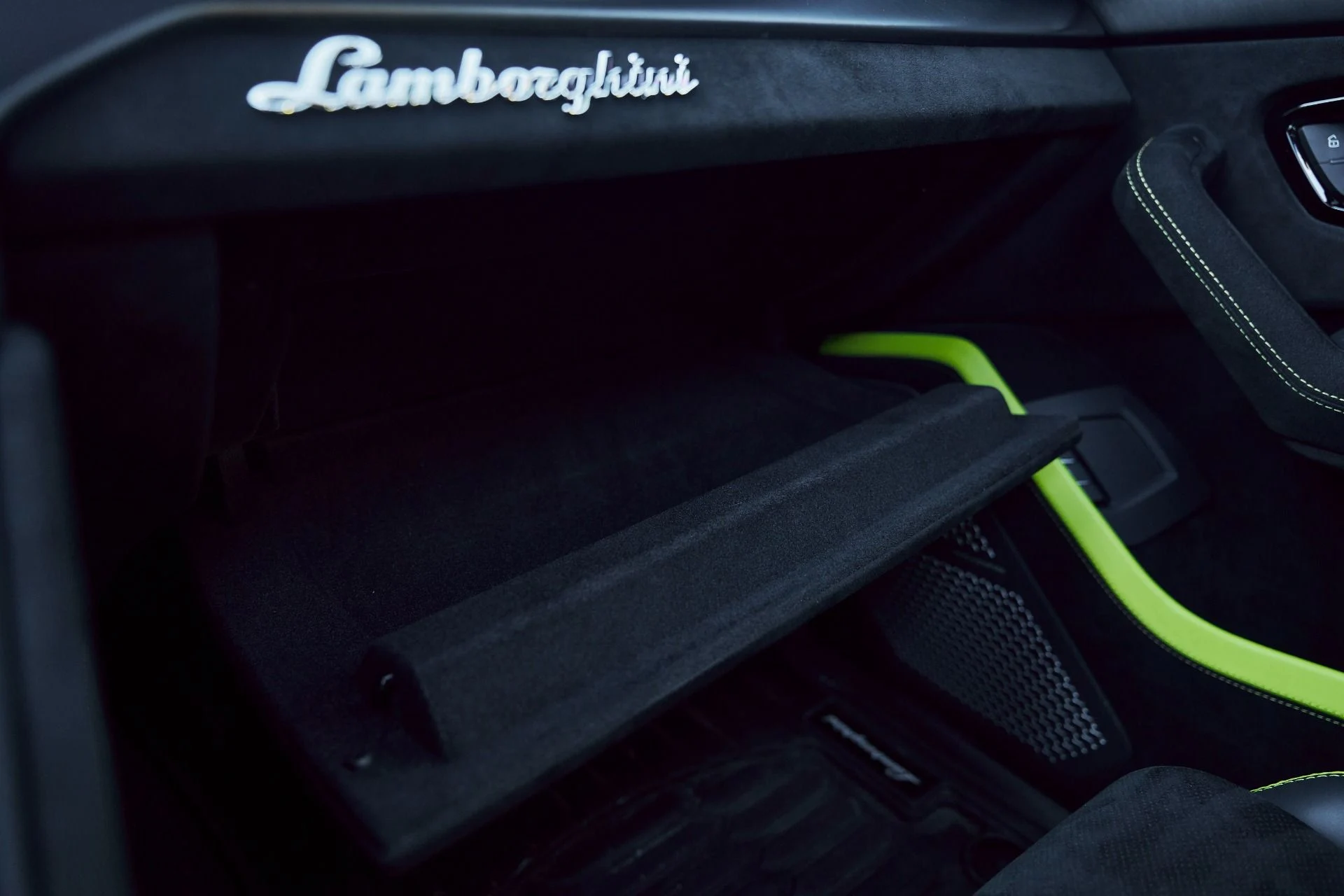 mph084_3211795281_Used_2024_Lamborghini_Urus_Performante_1771724660_7a758665cb