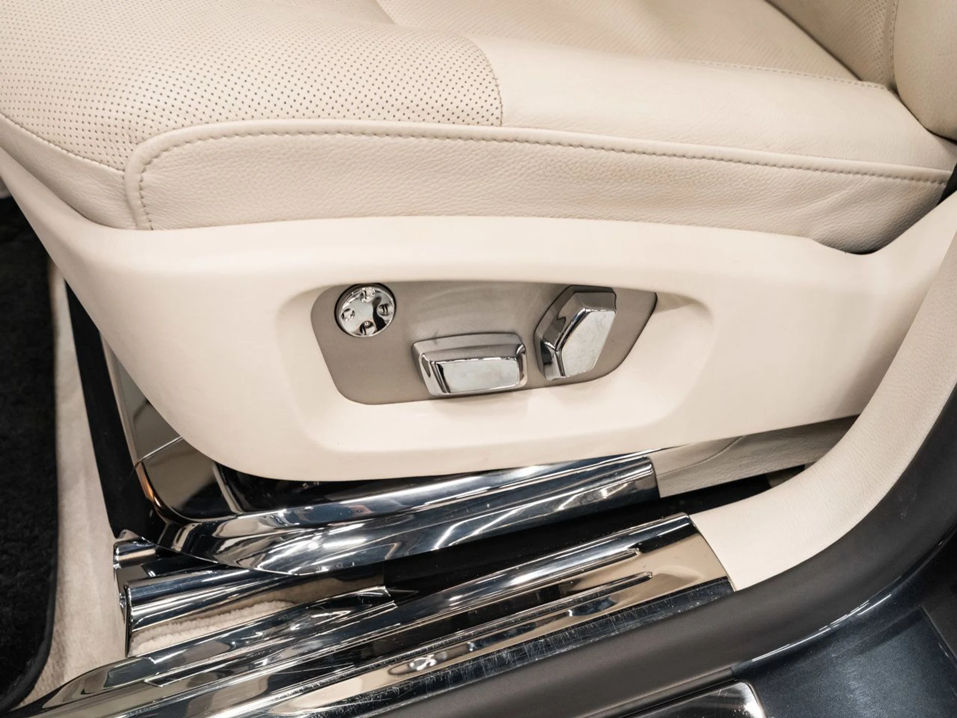 mph084_3349472833_rolls_royce_ghost_2012_006e9cca62