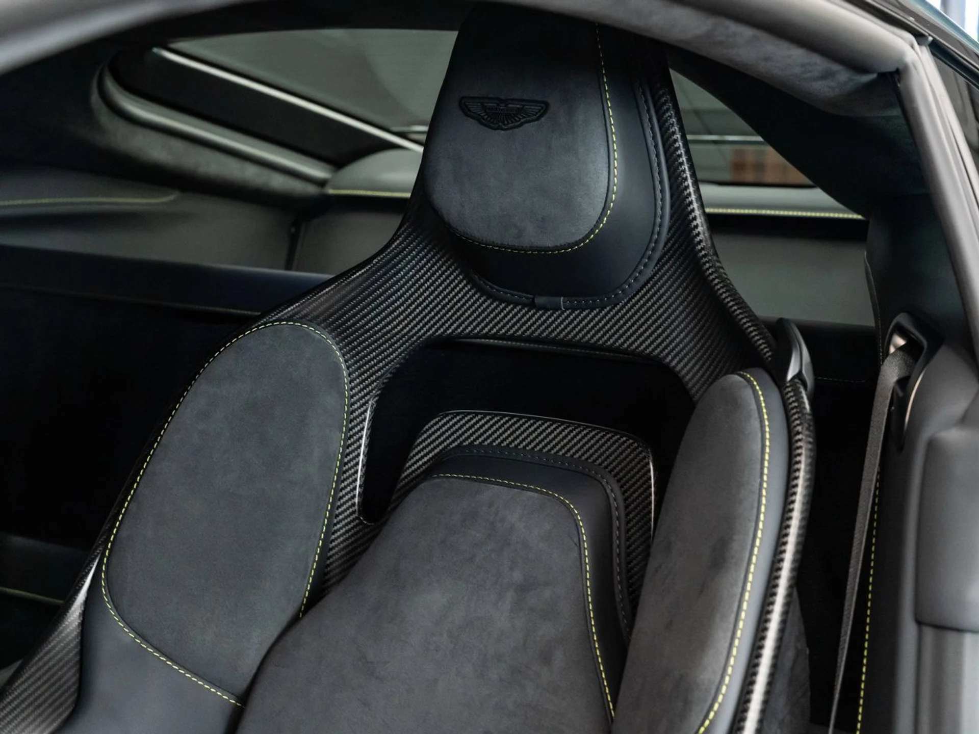 mph084_3931839303_aston_martin_vantage_2023_0b9908c2c8