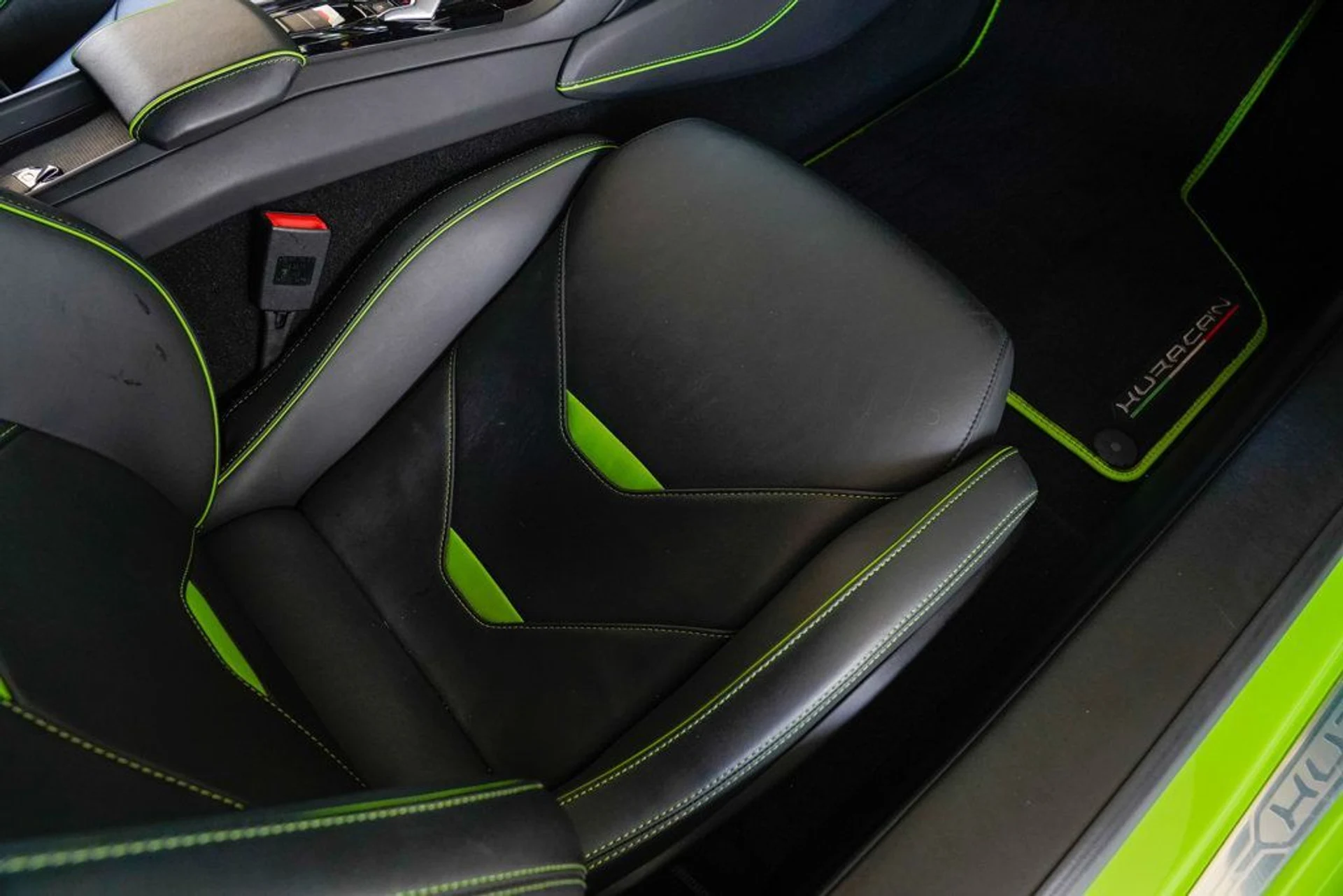 mph084_459721329_used_2020_lamborghini_huracan_evo_coupeawd_14354_22890839_85_1024_7d8a0a40df