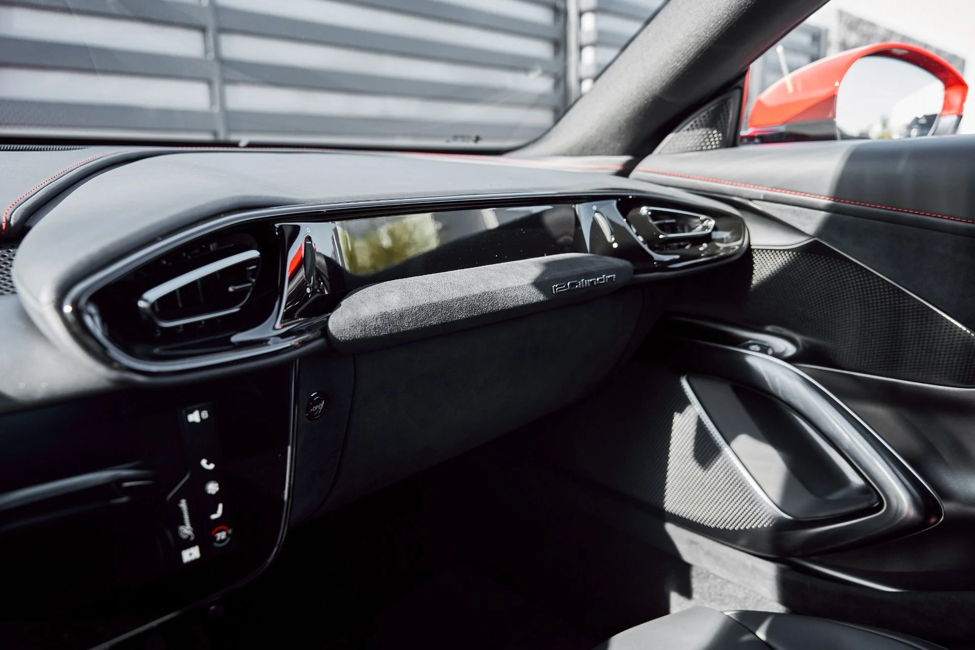 mph084_477589012_Used_2025_Ferrari_12_Cilindri_1769824923_3a179cb37b