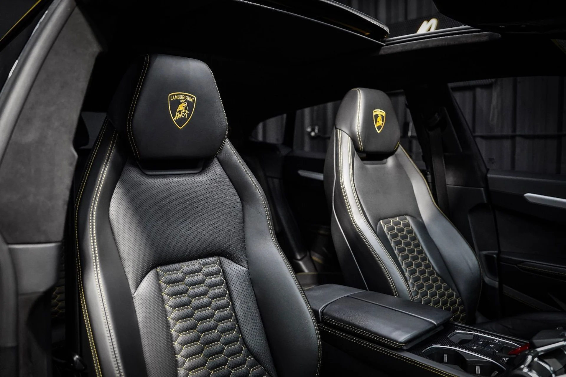 mph084_501909461_37414663_06384_2020_lamborghini_urus_100_11e28fb140