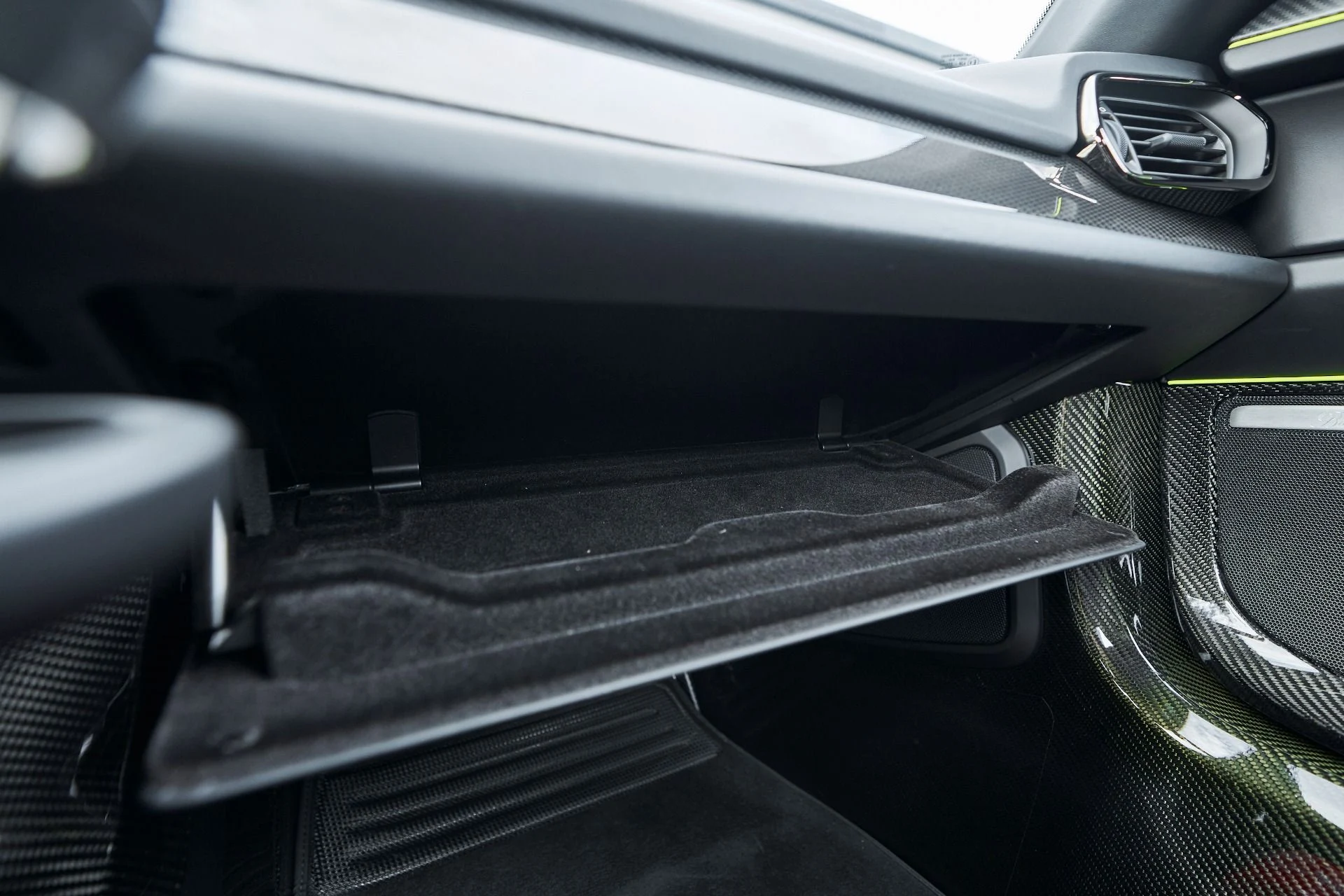 mph085_2103715327_Used_2015_Porsche_918_Spyder_w_Weissach_Package_1764874366_3026217ae2