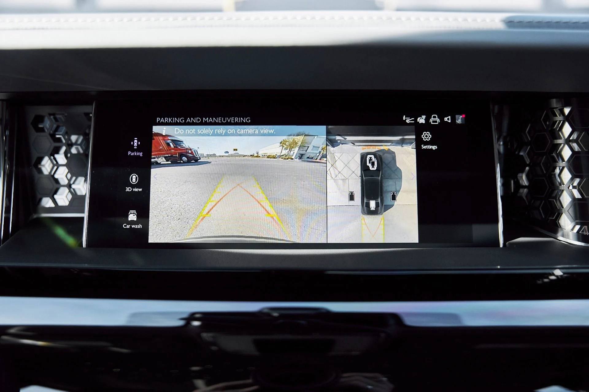 mph085_2627259919_Used_2025_Rolls_Royce_Phantom_Base_1769481050_3abee1f45d