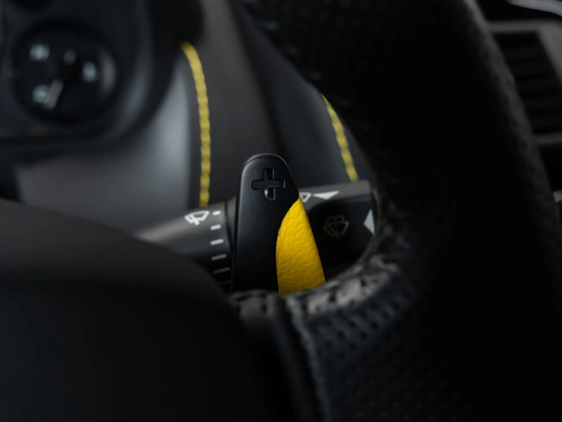 mph085_3868401639_aston_martin_v8_vantage_2015_d33c8b6e5c