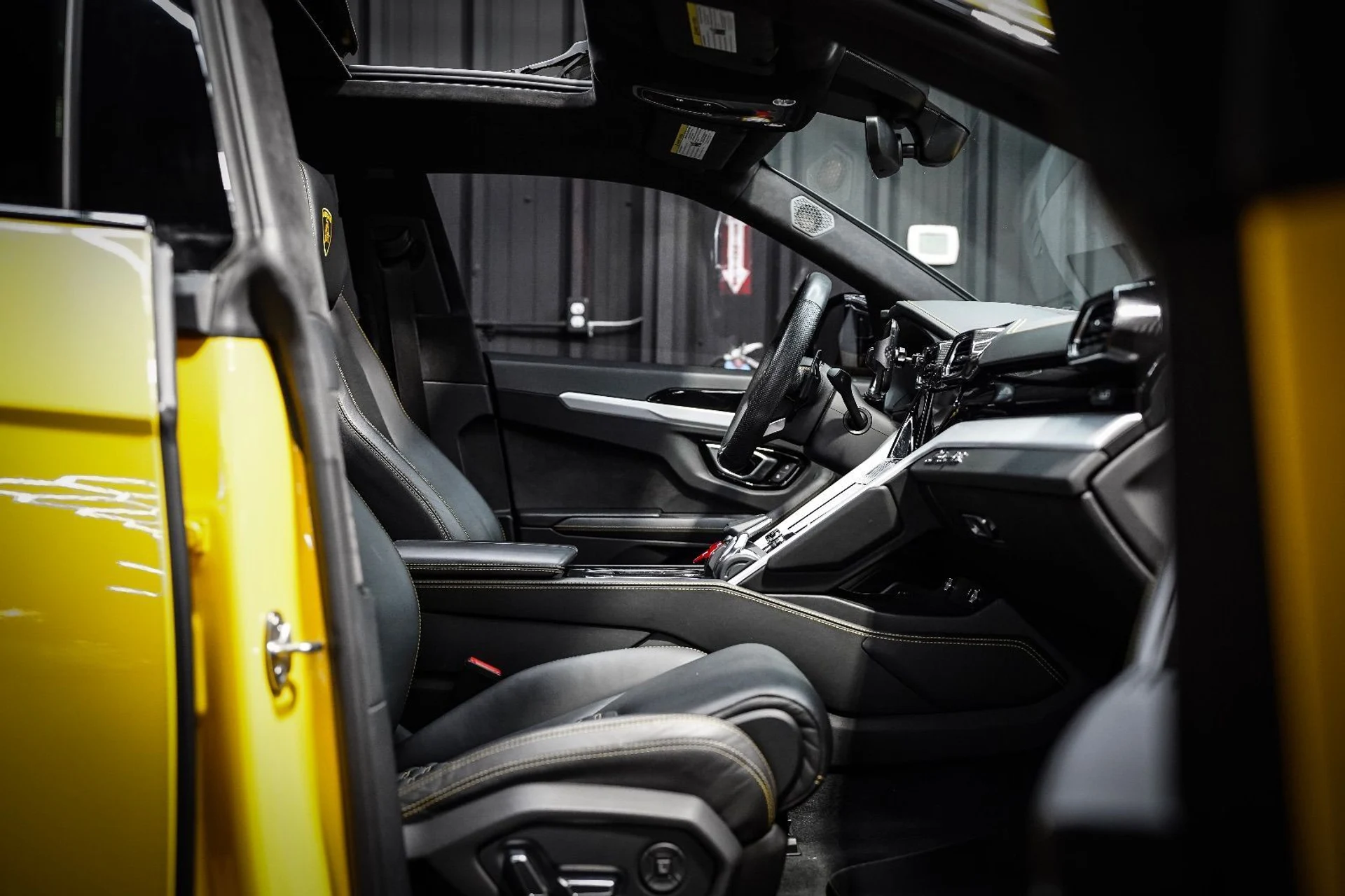 mph085_729438677_37414663_01511_2020_lamborghini_urus_101_03faadb68a