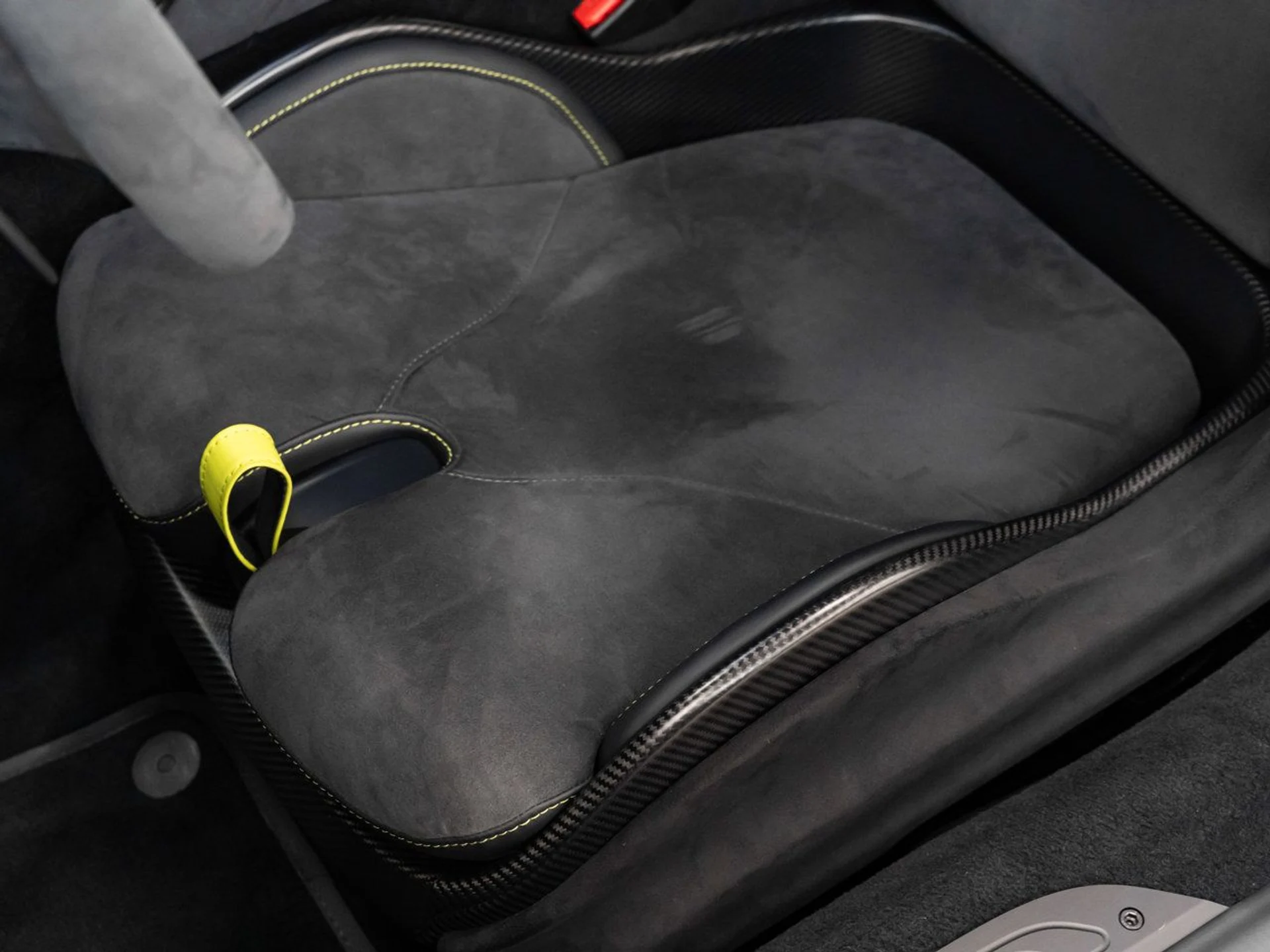 mph085_747511927_aston_martin_vantage_2023_294c1490fa