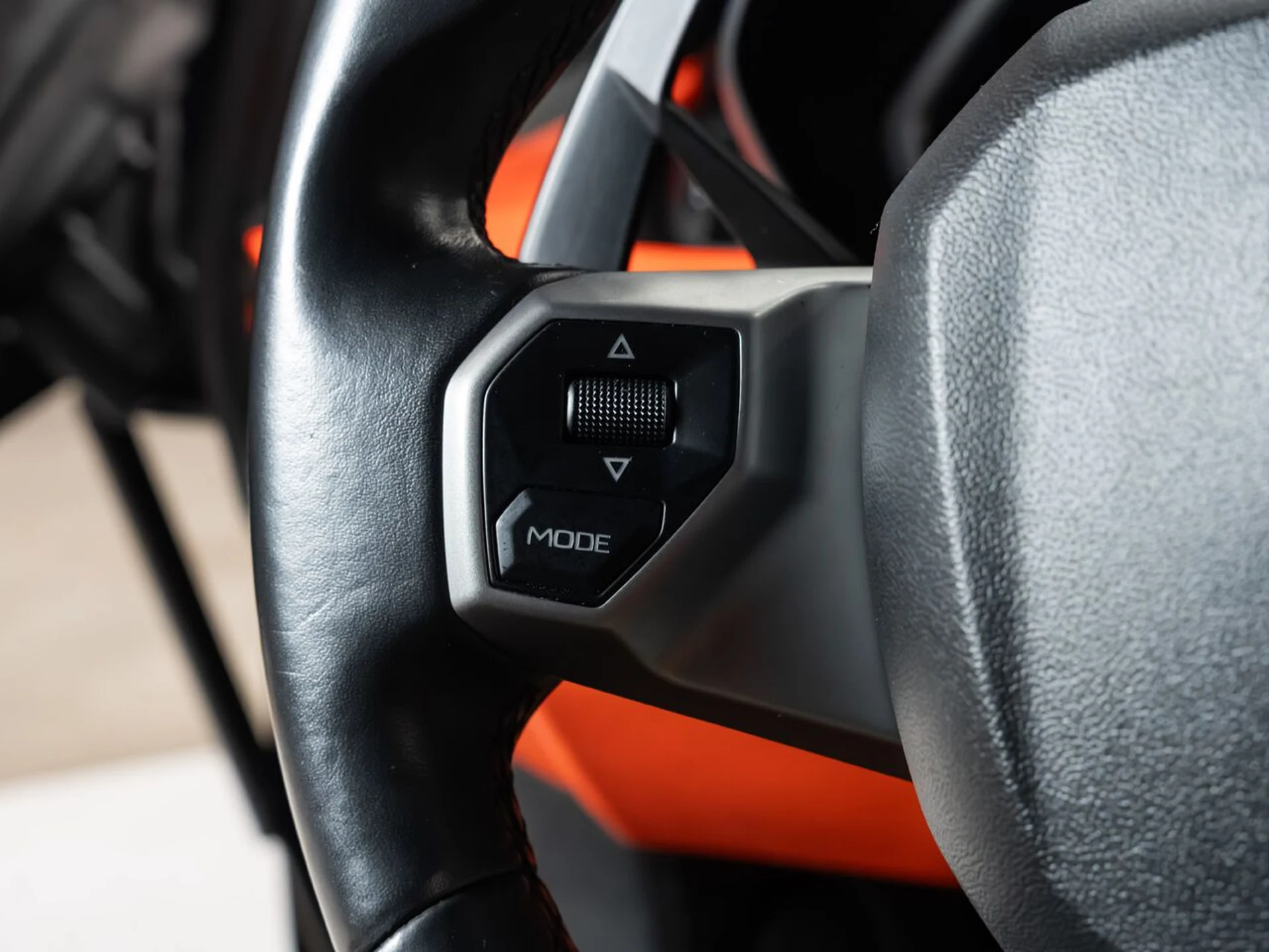 mph086_119622488_lamborghini_aventador_2015_acdd104be6