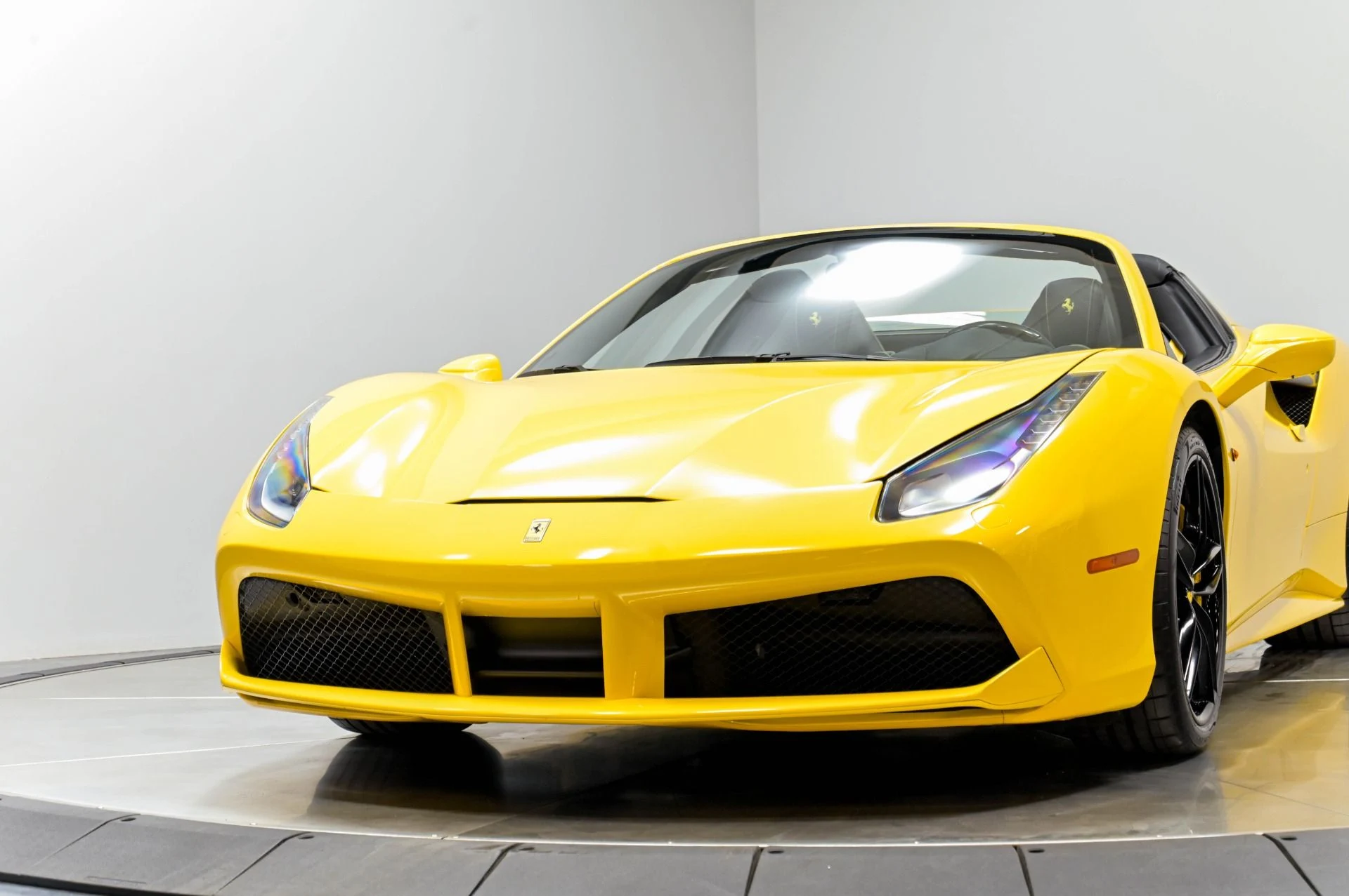 mph086_15067623_Used_2017_Ferrari_488_Spider_1782250763_278622348b