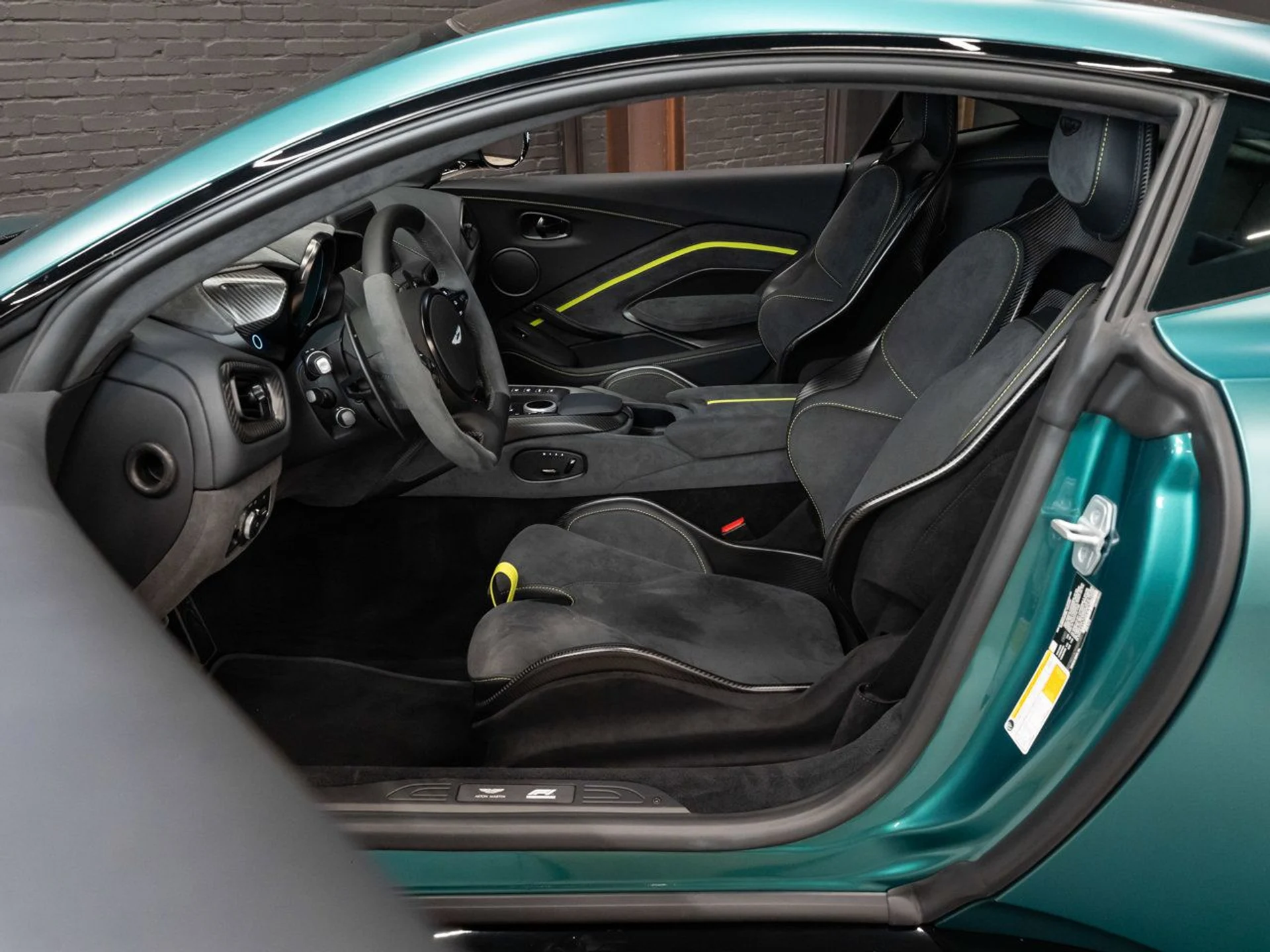 mph086_2054161943_aston_martin_vantage_2023_b4689c9aea
