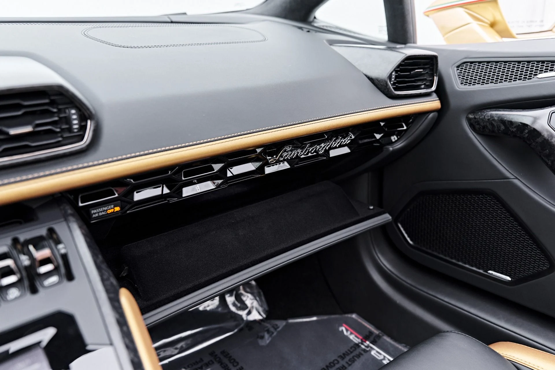 mph086_2512010211_Used_2022_Lamborghini_Huracan_EVO_Base_1791316009_fdaefe62ab
