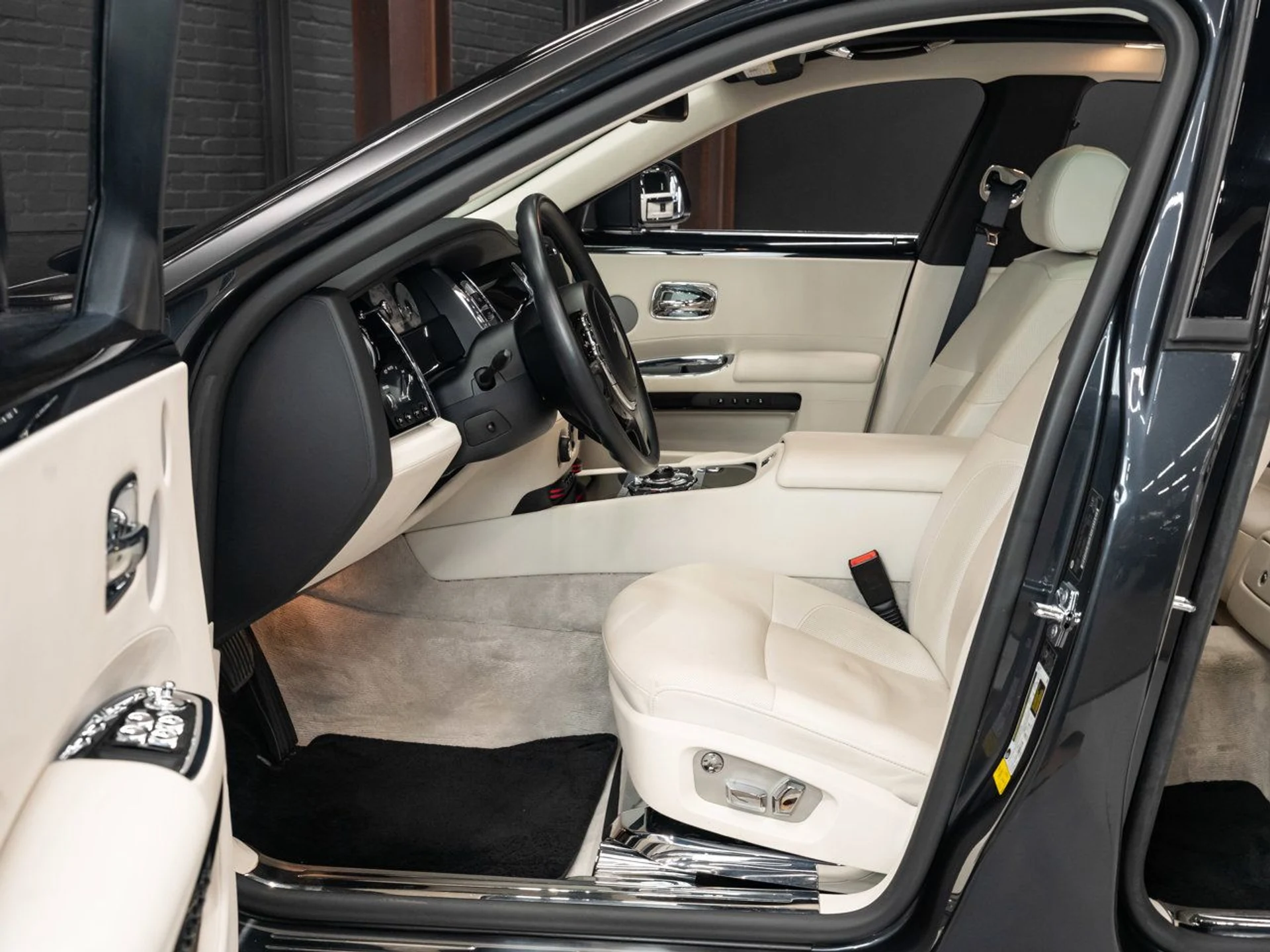 mph086_281478415_rolls_royce_ghost_2012_e032b46b98