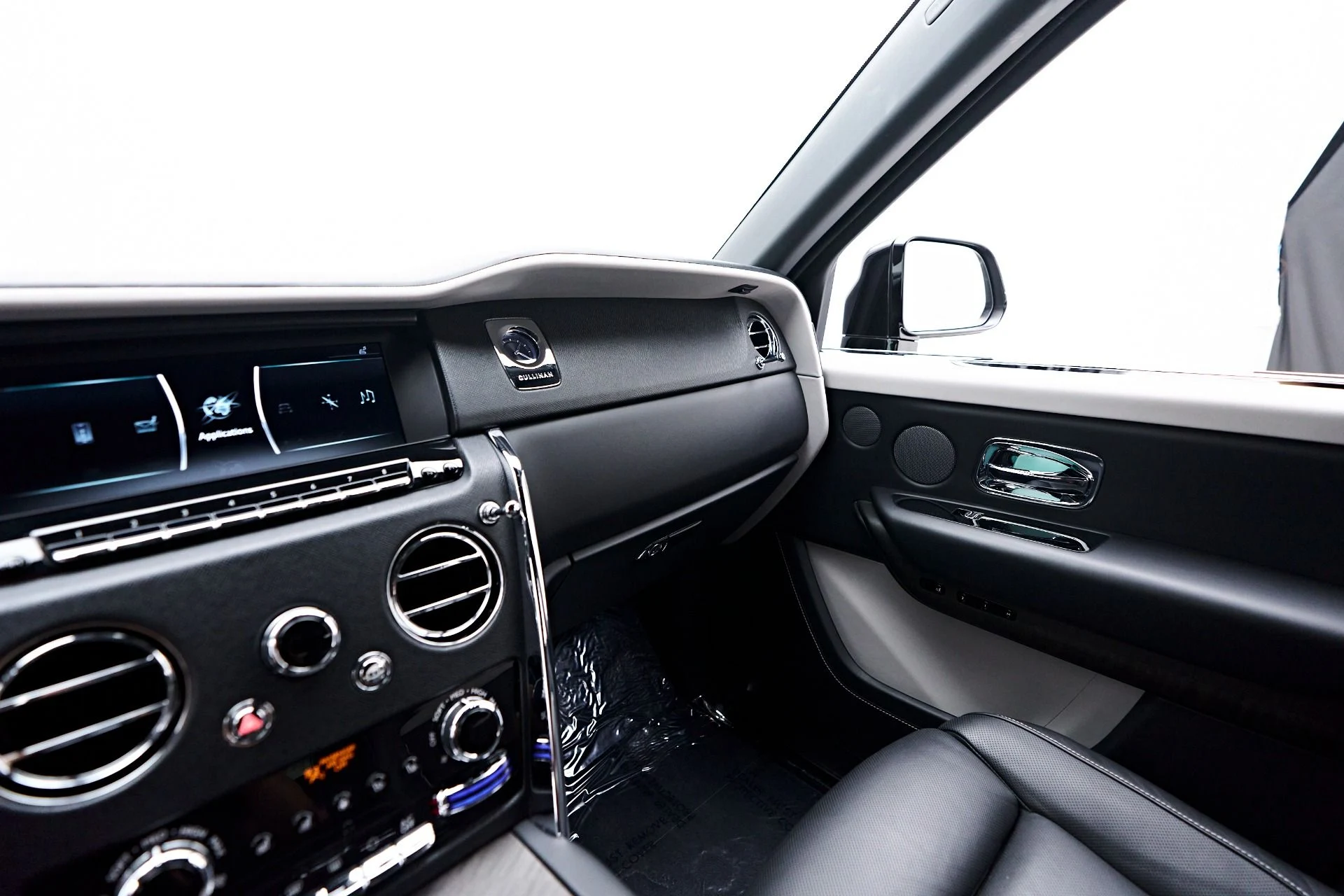 mph086_3110575368_Used_2023_Rolls_Royce_Cullinan_Base_1756252121_3e1effbf03