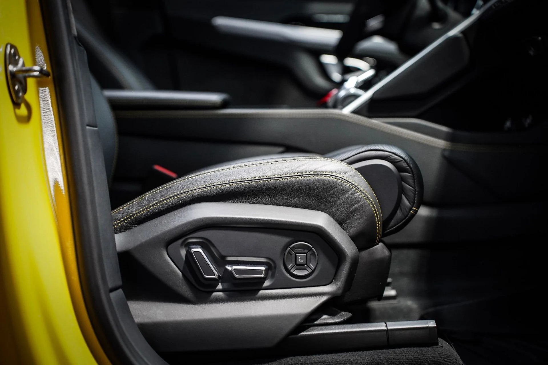 mph086_3326542755_37414663_08624_2020_lamborghini_urus_102_db093e5c25