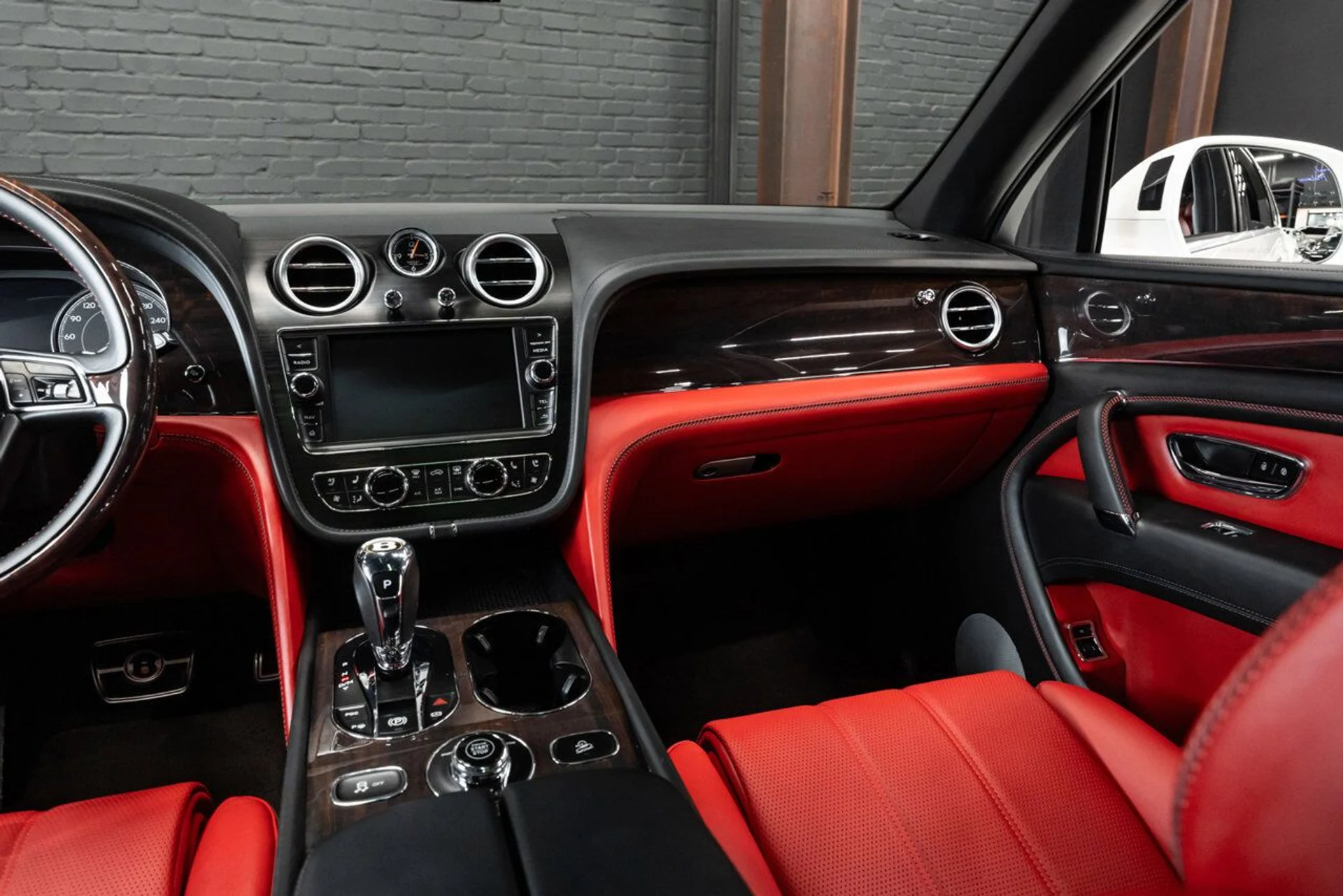 mph086_3920761064_bentley_bentayga_2019_326f5cc5ff