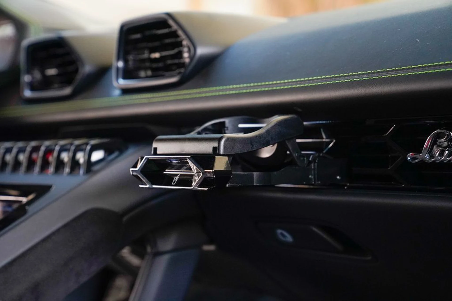 mph086_884681080_used_2020_lamborghini_huracan_evo_coupeawd_14354_22890839_87_1024_71022e3e31