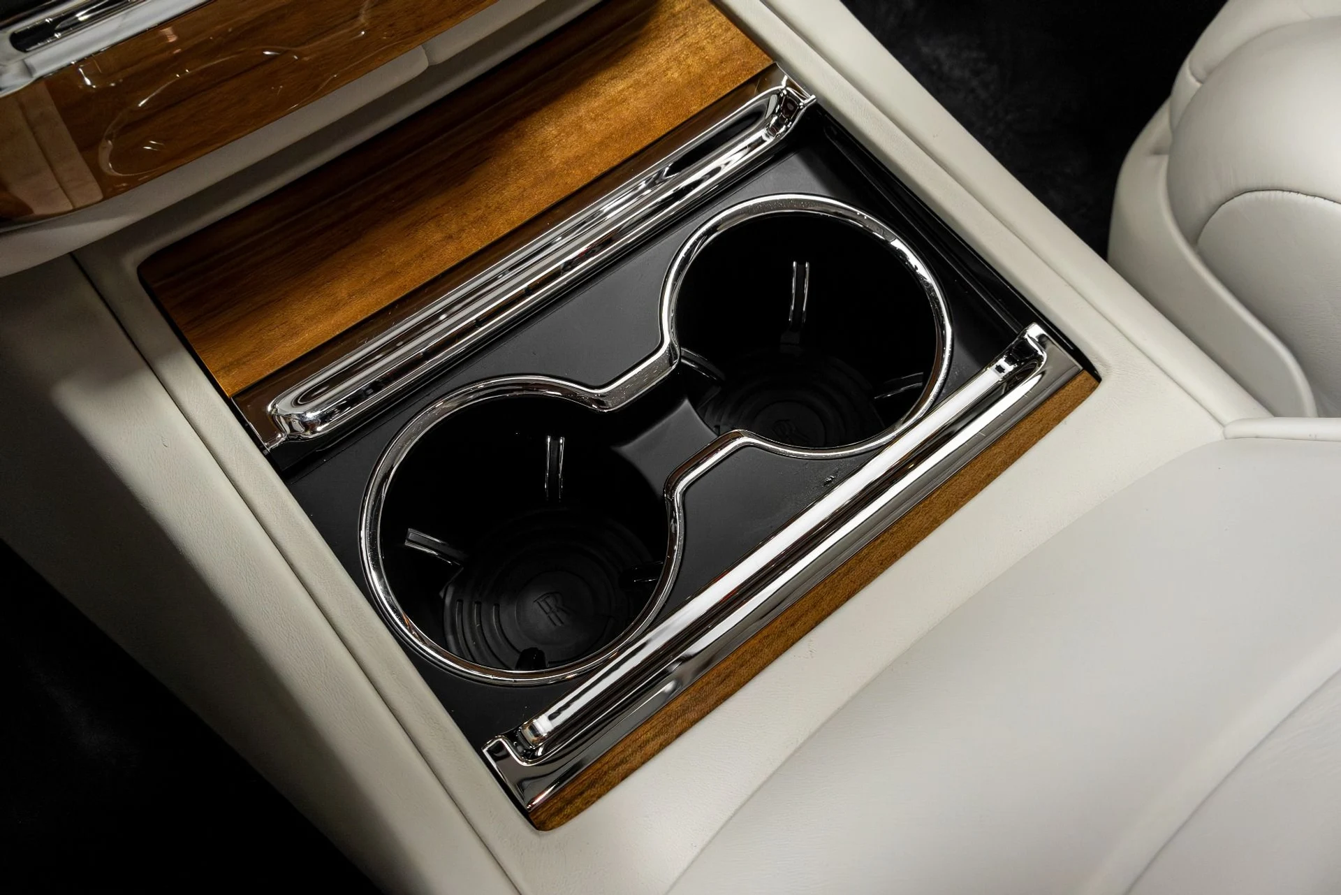 mph087_1429619186_Used_2019_Rolls_Royce_Phantom_1770350910_458469b659