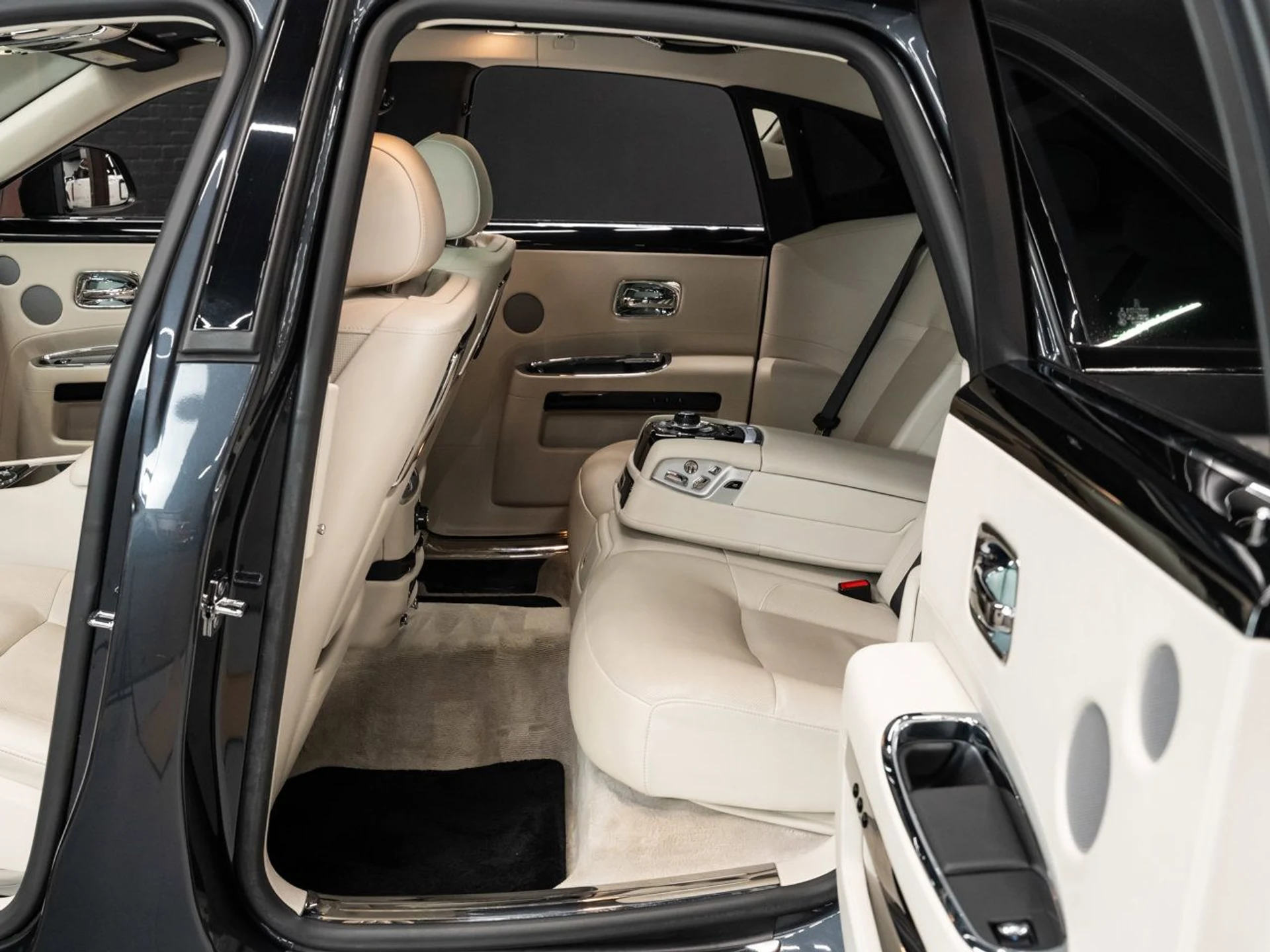 mph087_1712148729_rolls_royce_ghost_2012_1a40af5590