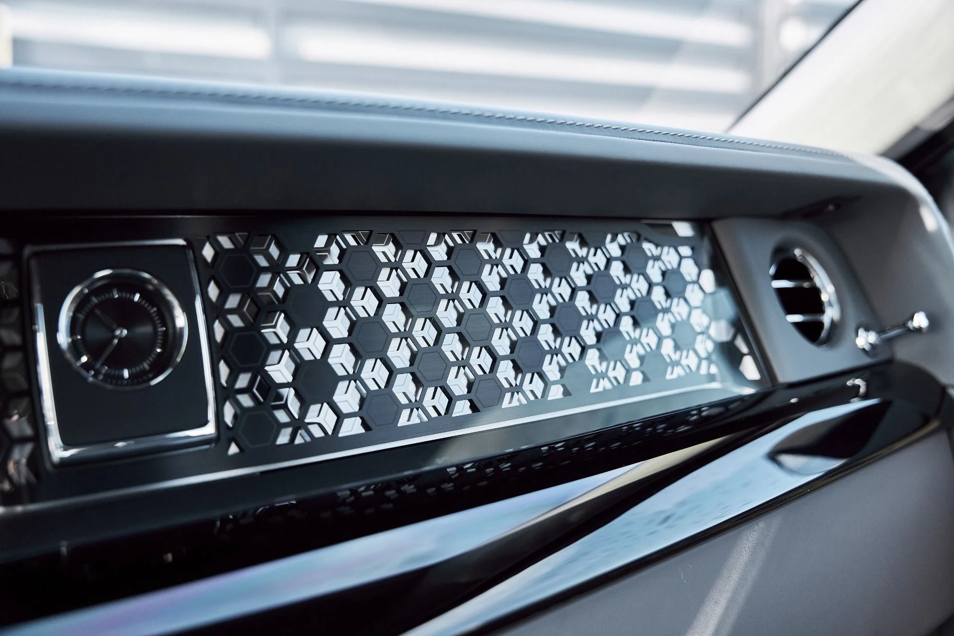 mph087_1814584113_Used_2025_Rolls_Royce_Phantom_Base_1769481056_ccf3c9db65