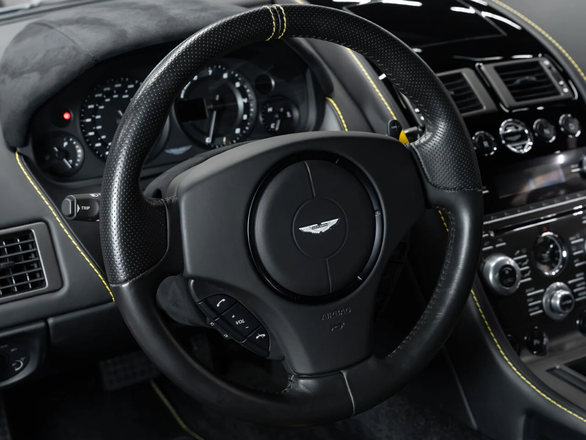 mph087_227765844_aston_martin_v8_vantage_2015_8c827b0db1