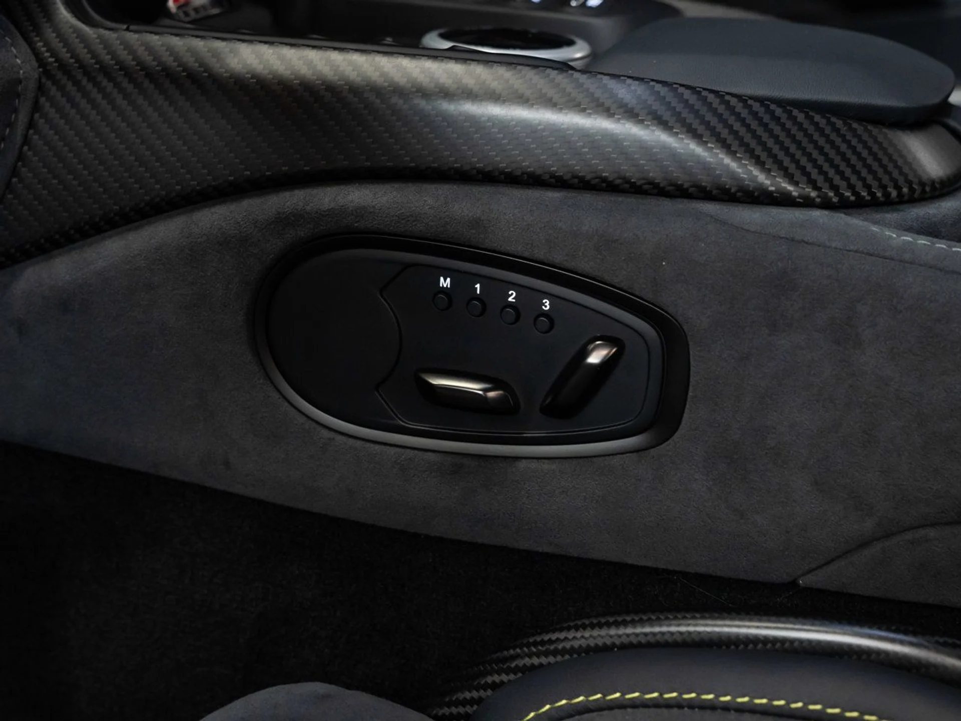 mph087_2530775129_aston_martin_vantage_2023_736965f3b6