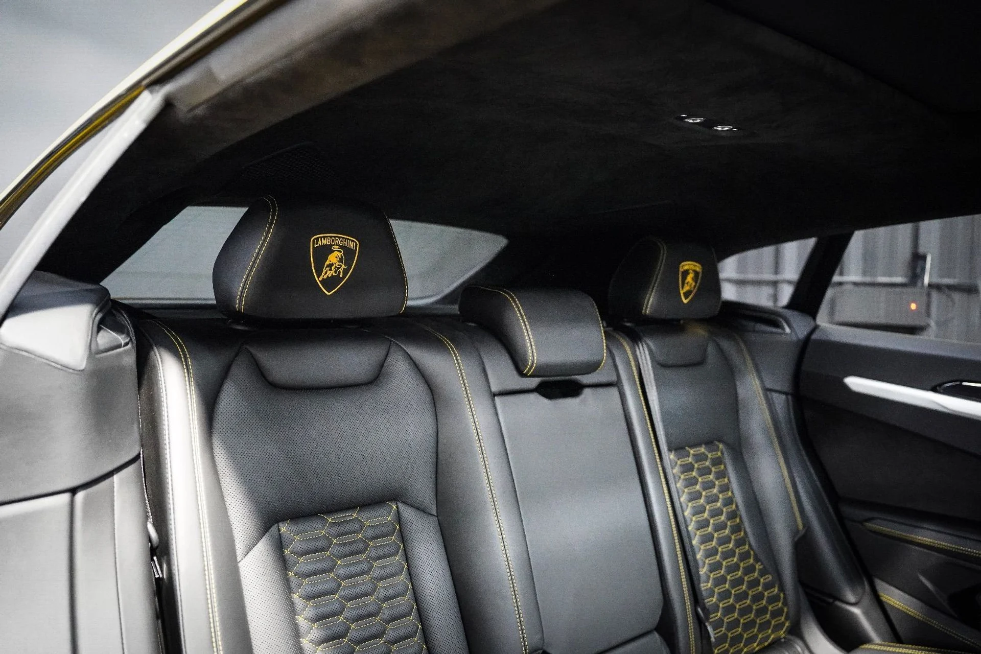 mph087_3487634609_37414663_08669_2020_lamborghini_urus_105_bb9aa384c1