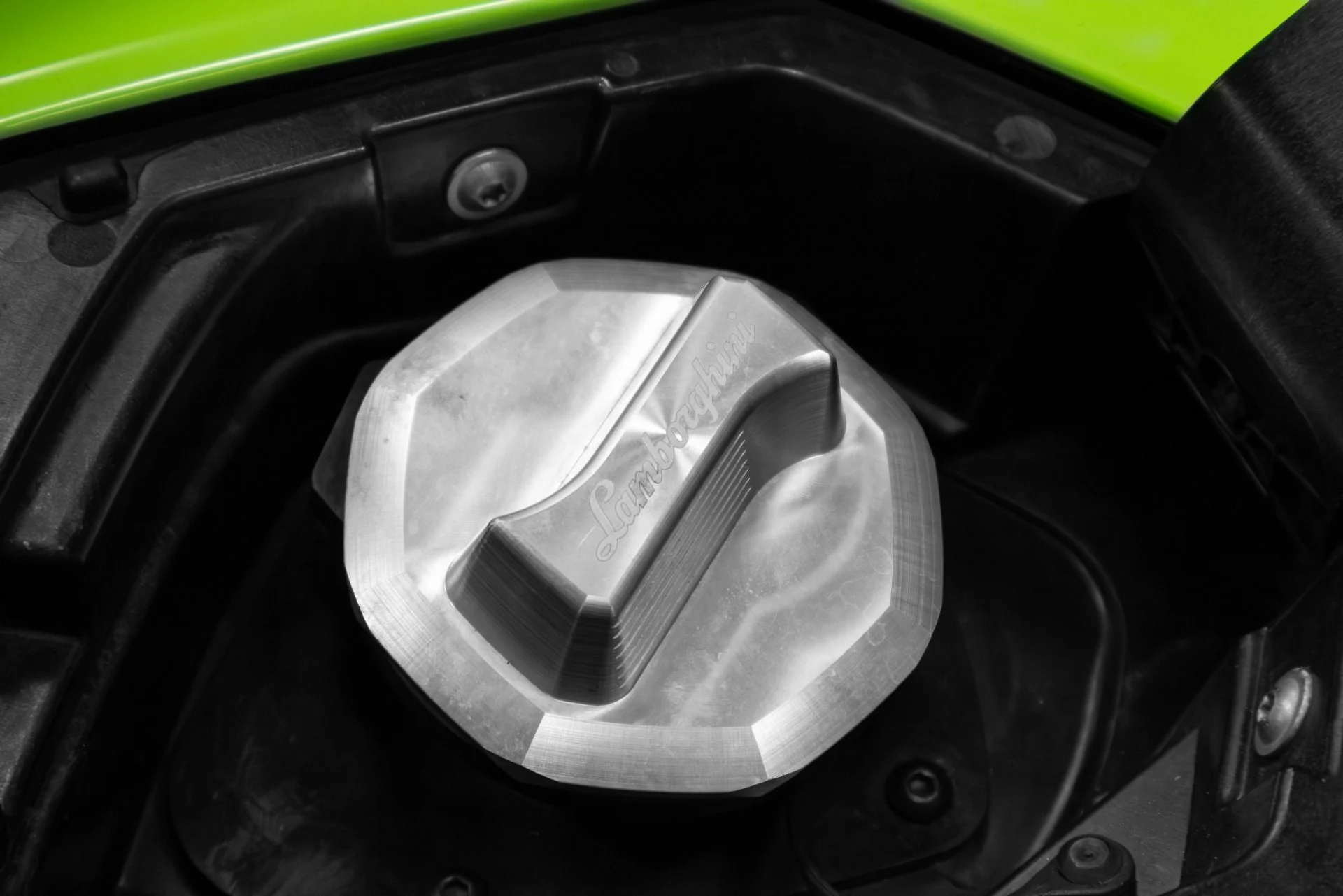 mph087_3509114304_Used_2015_Lamborghini_Aventador_1764723845_497f9eabd0