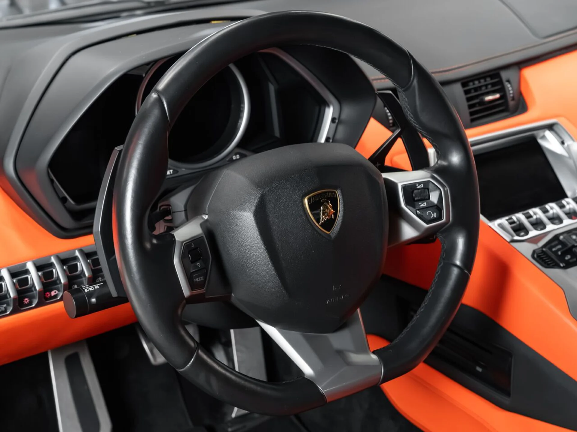 mph087_3547225602_lamborghini_aventador_2015_cc081c4818