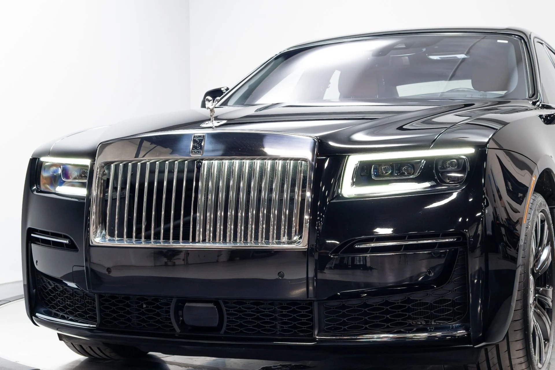mph088_2587614877_Used_2022_Rolls_Royce_Ghost_1776785119_ec9fba5792