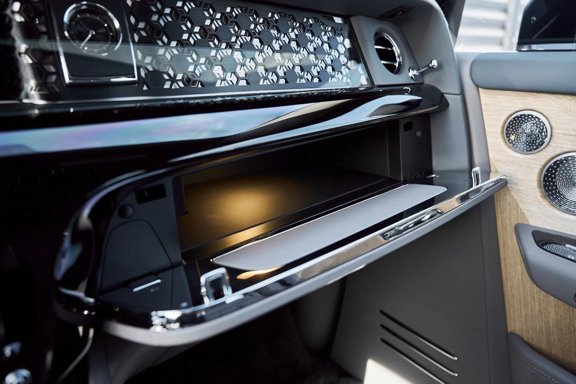 mph088_2602814030_Used_2025_Rolls_Royce_Phantom_Base_1769481058_4402c44c8e