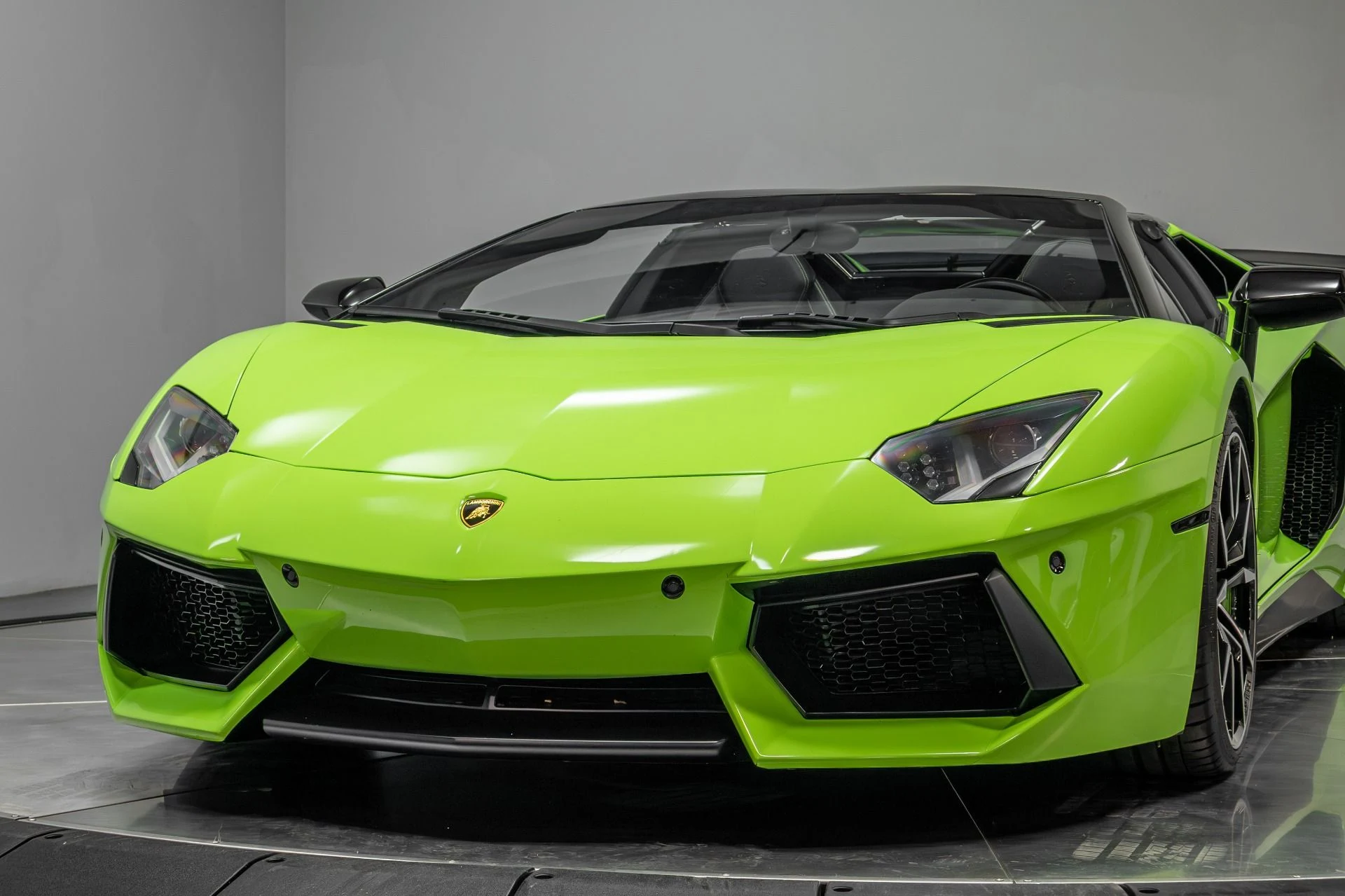 mph088_263928692_Used_2015_Lamborghini_Aventador_1764723845_1635499c30
