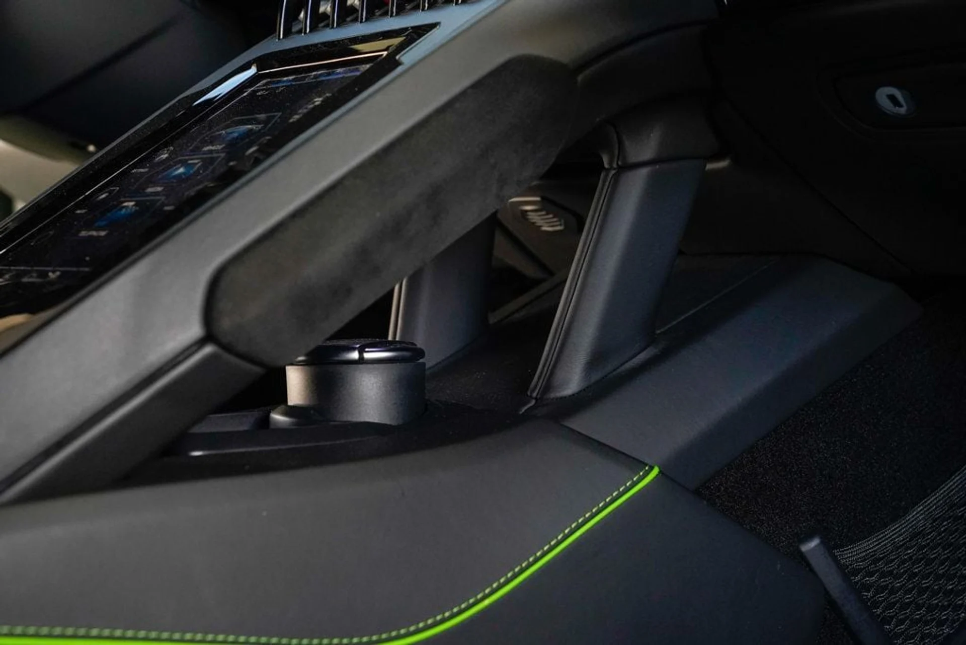 mph088_2874771801_used_2020_lamborghini_huracan_evo_coupeawd_14354_22890839_89_1024_bc127b27bf