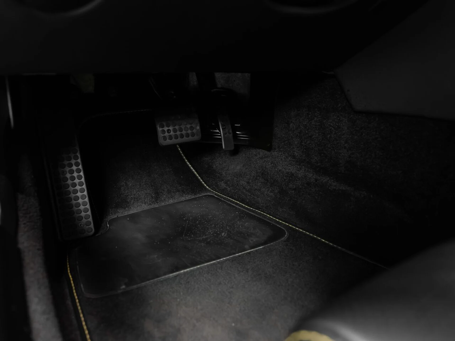 mph088_2910699253_aston_martin_v8_vantage_2015_c55e25cf16
