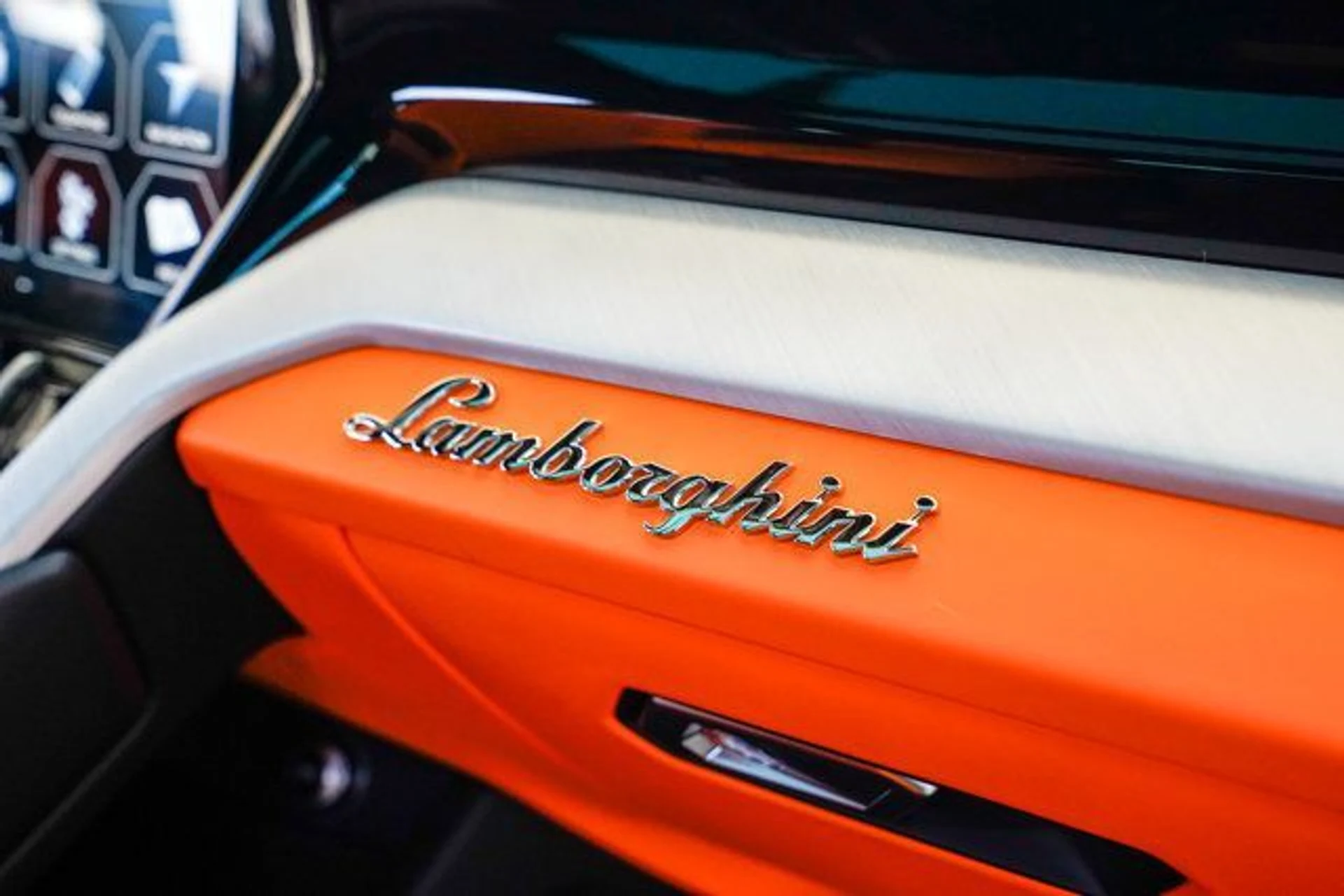 mph088_3128924407_used_2021_lamborghini_urus_awd_14354_22713615_89_640_0da8580c99