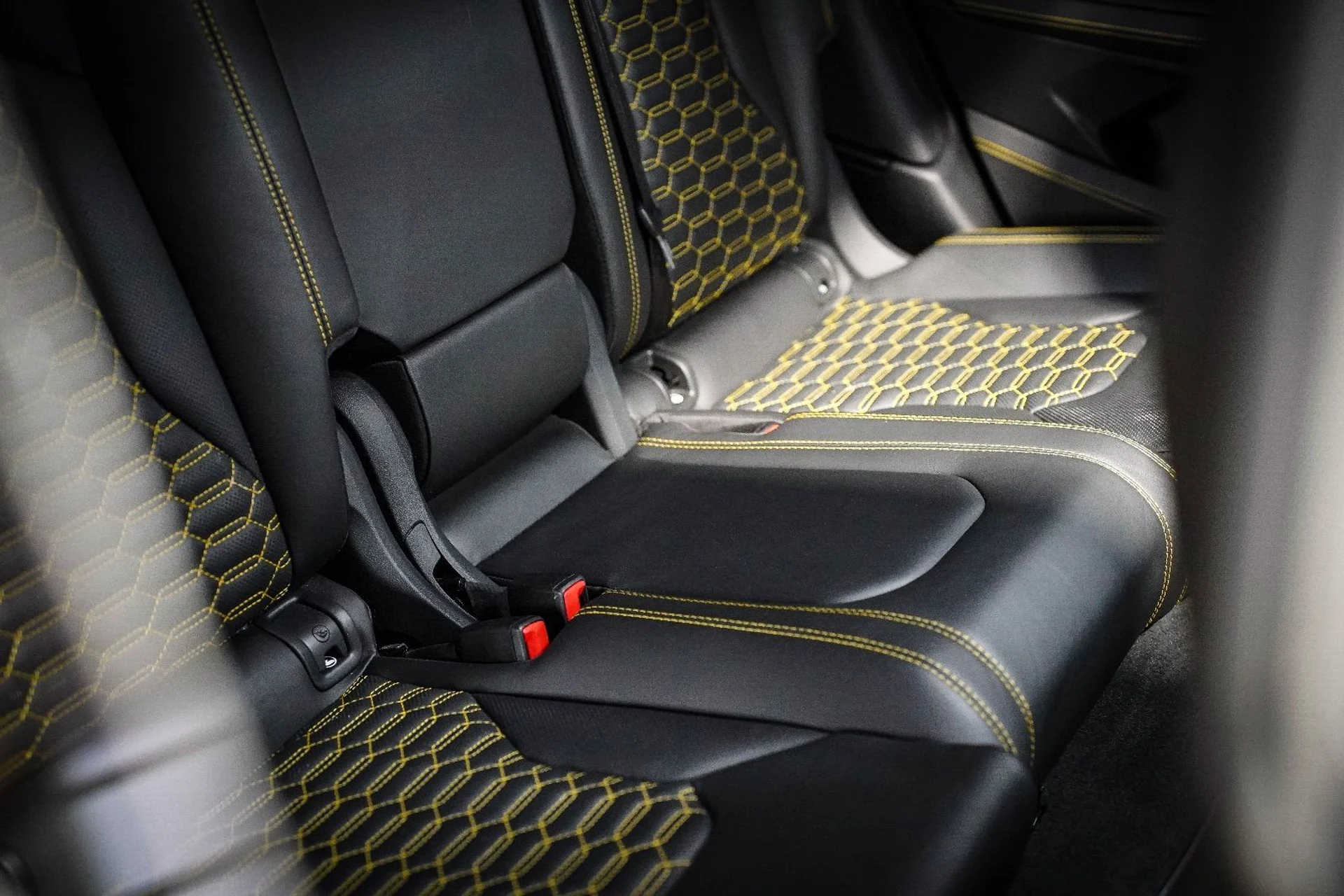 mph088_3365730406_37414663_05586_2020_lamborghini_urus_106_255b93c7aa