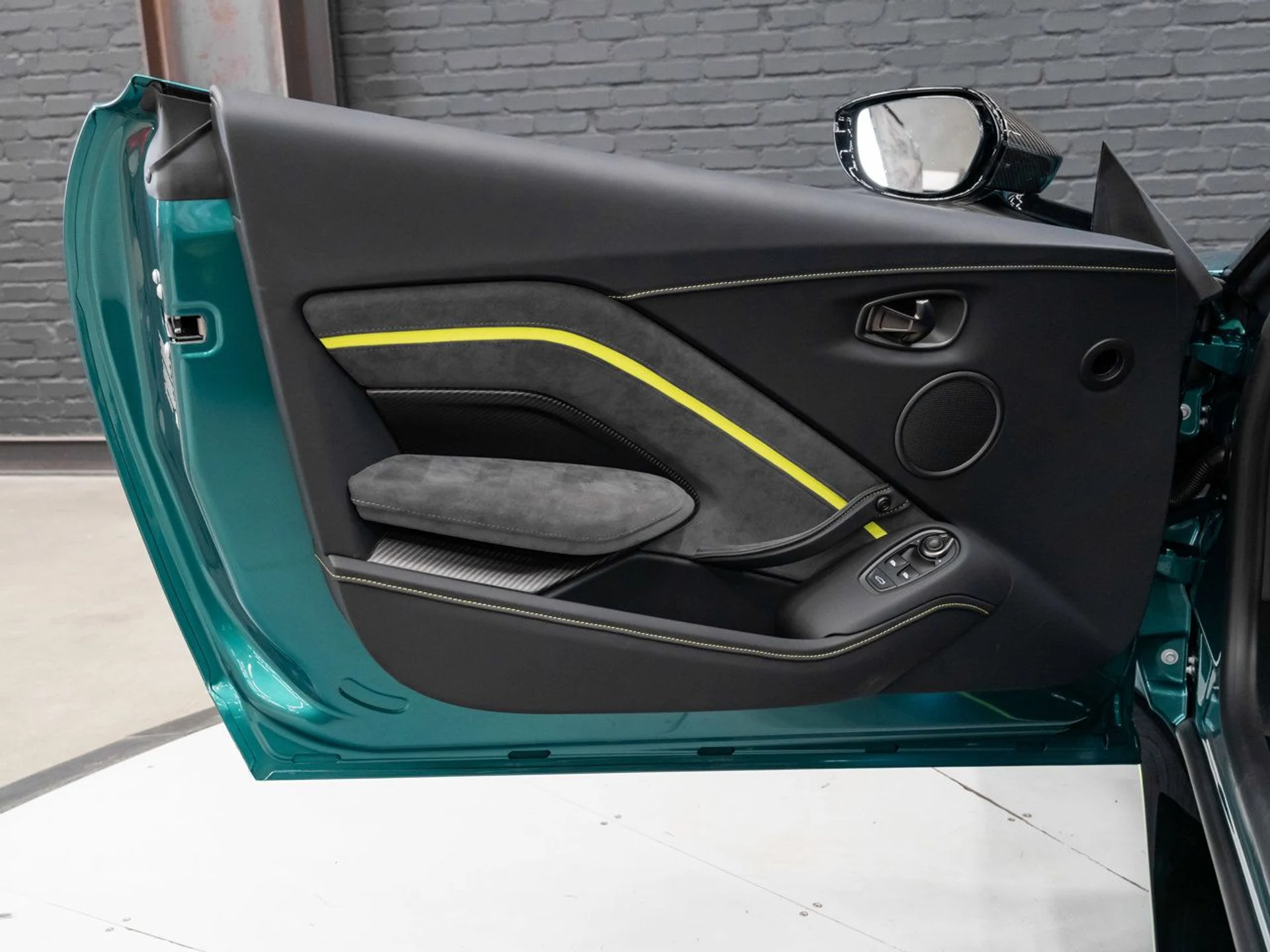 mph088_350175568_aston_martin_vantage_2023_4f637ff056
