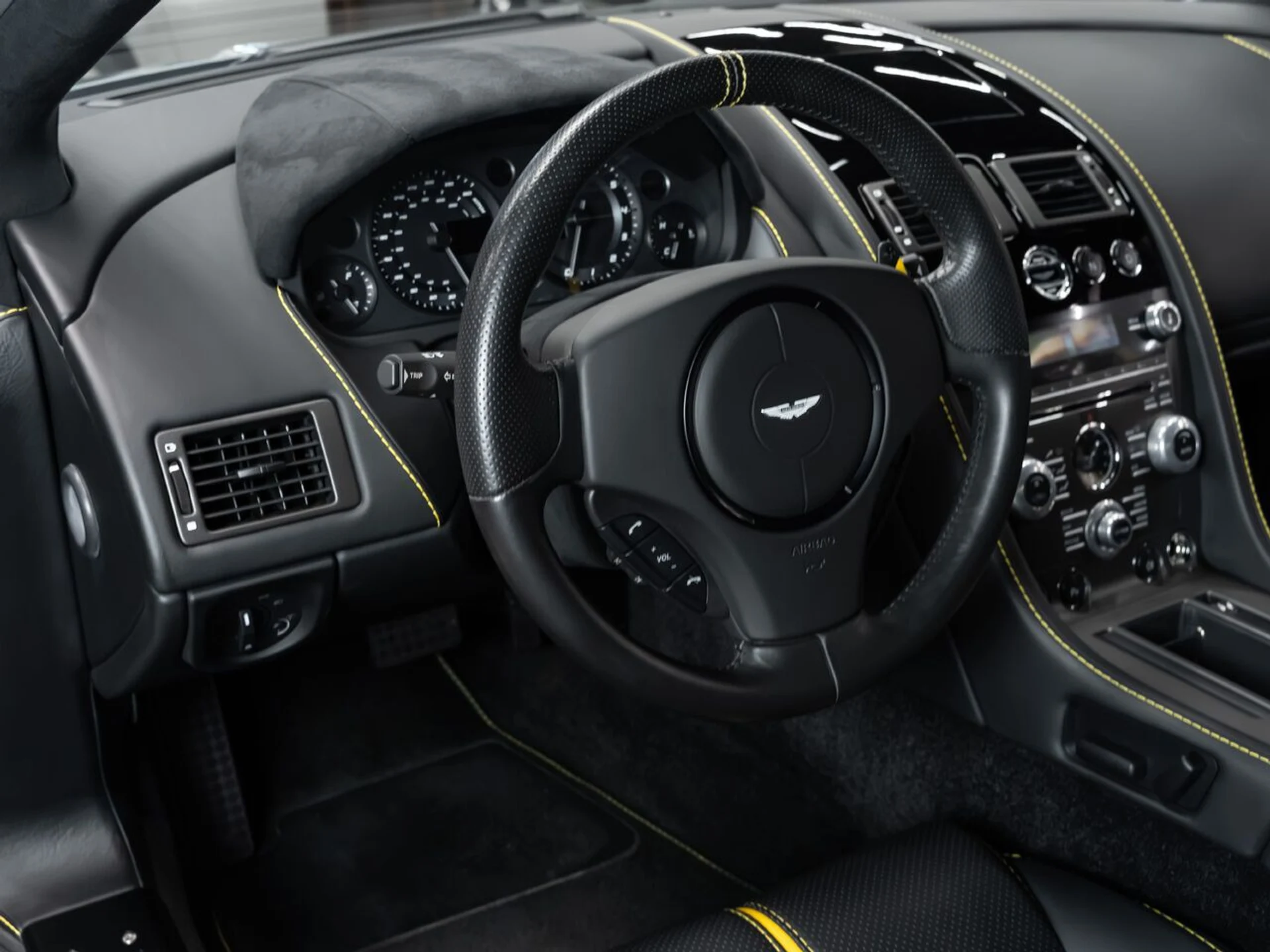 mph089_242946145_aston_martin_v8_vantage_2015_3a011fbecb