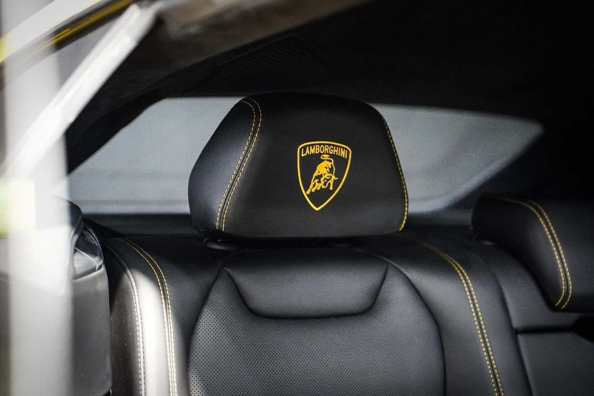 mph089_292360265_37414663_09499_2020_lamborghini_urus_107_06850a8923