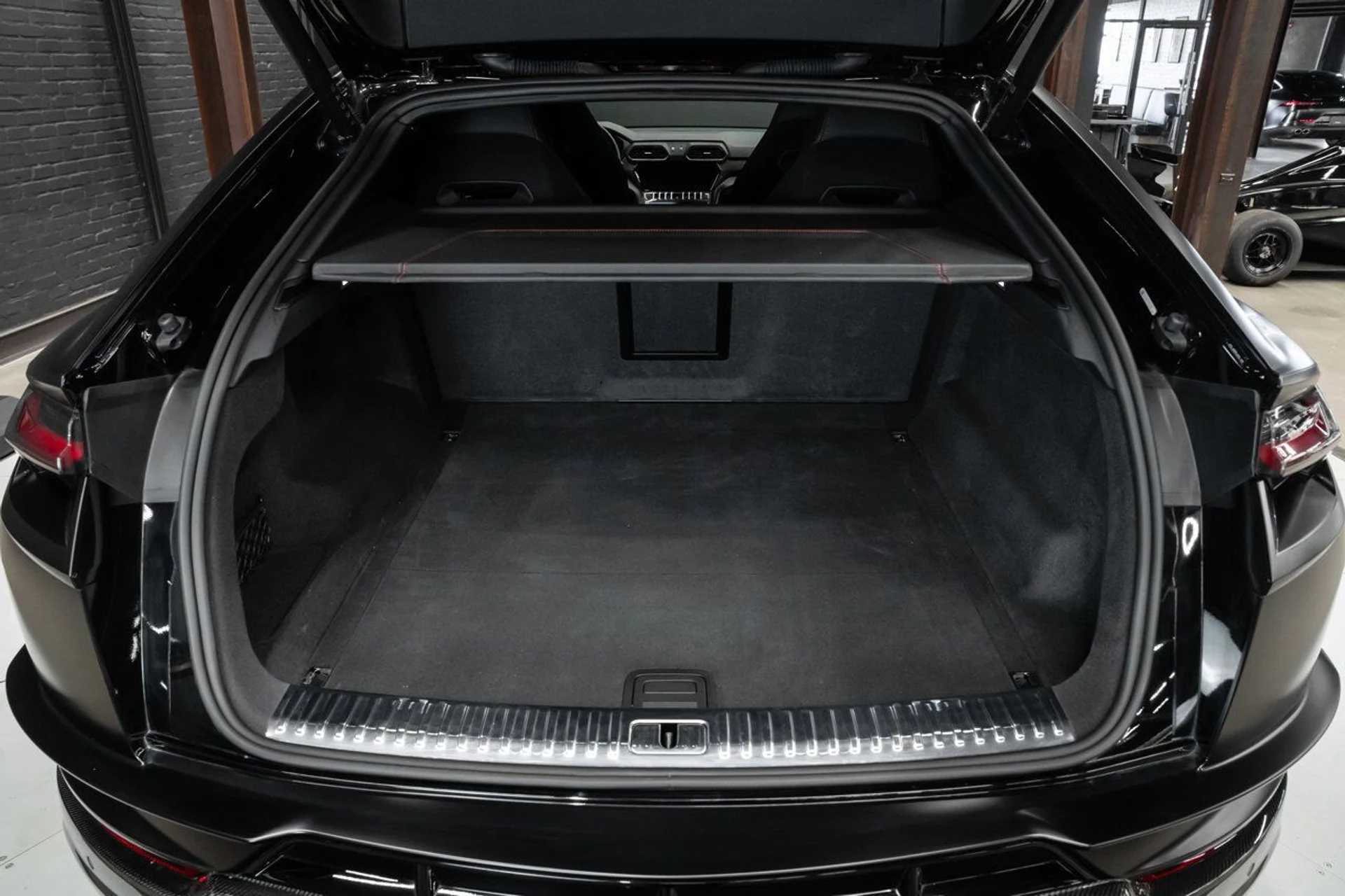 mph089_505477499_lamborghini_urus_2023_f643cedcf7