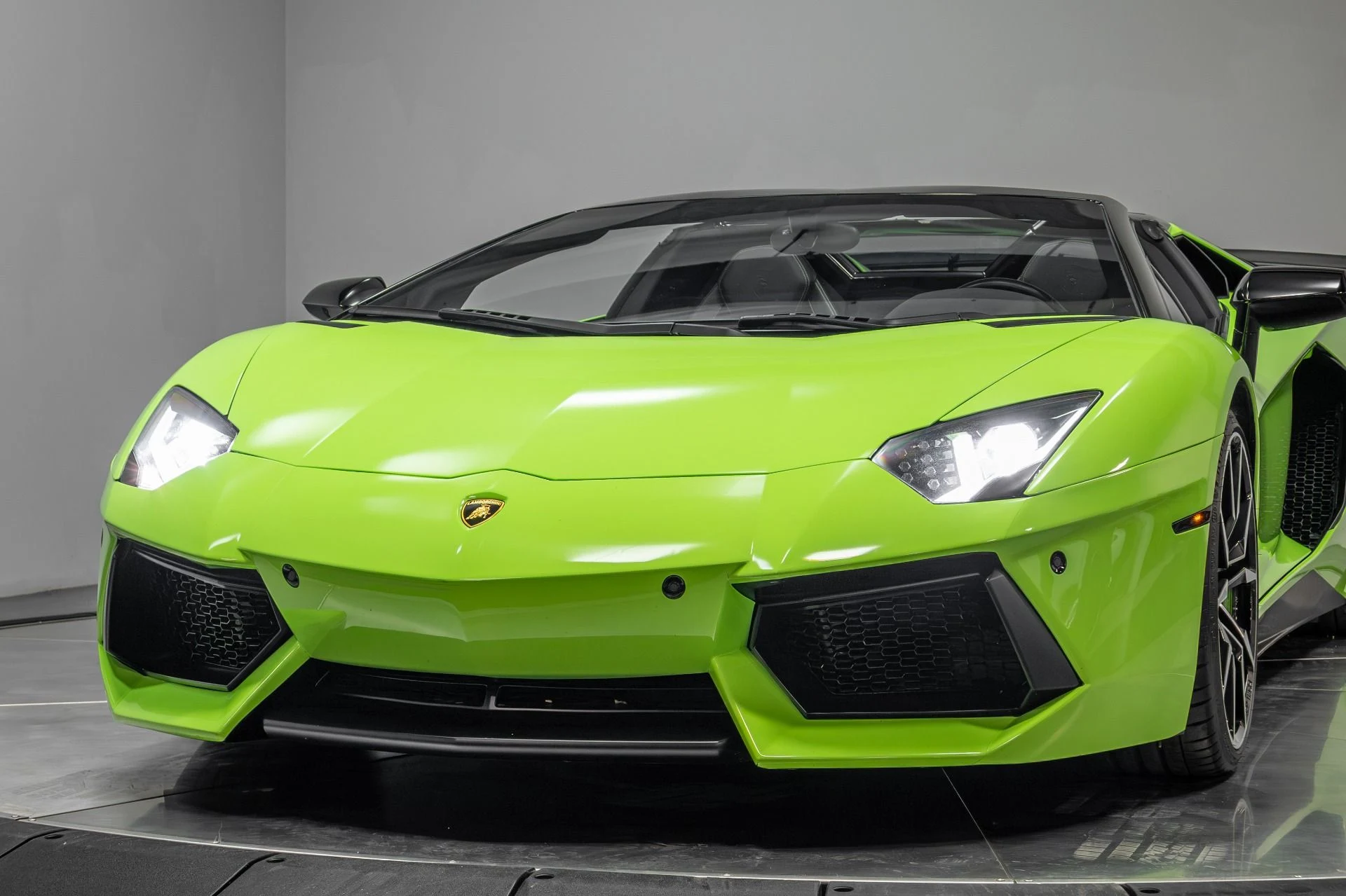 mph089_87262470_Used_2015_Lamborghini_Aventador_1764723845_ce7e9a4fd4