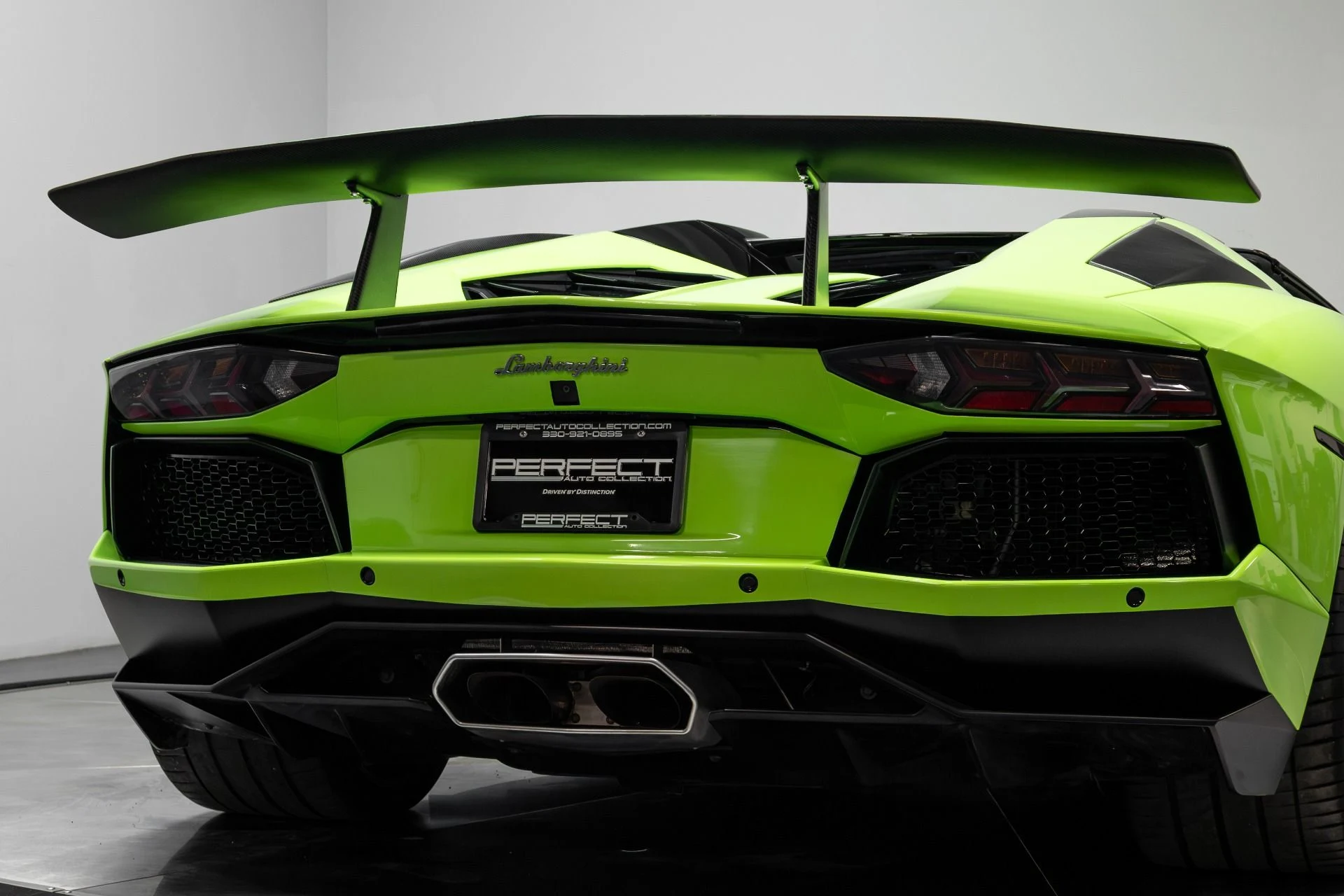 mph090_10765081_Used_2015_Lamborghini_Aventador_1764723845_d62400740d