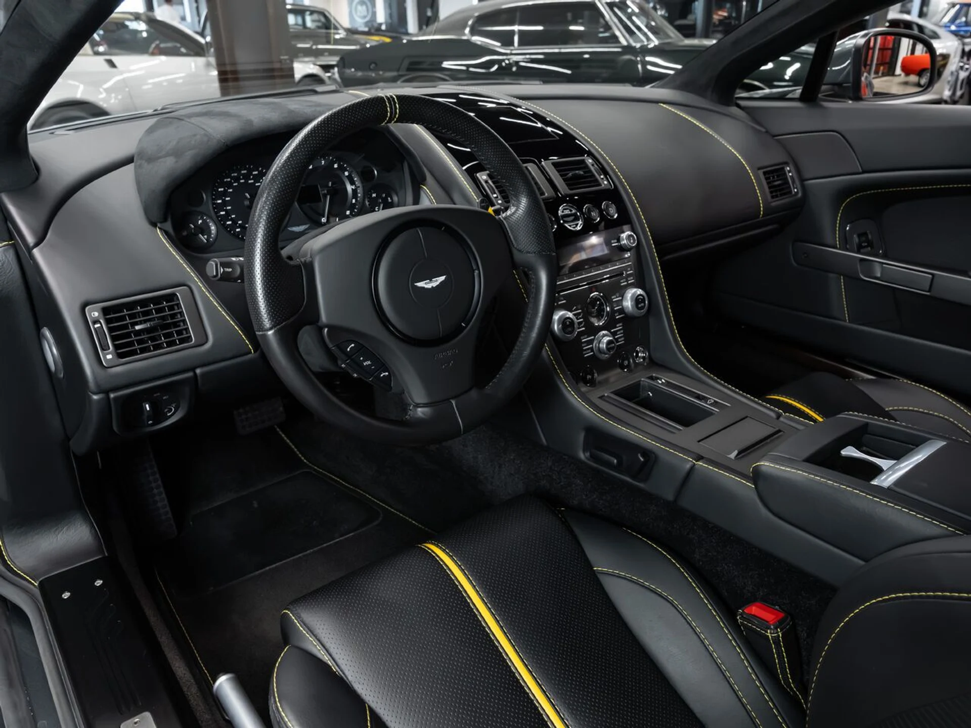 mph090_1726055315_aston_martin_v8_vantage_2015_7de555ff7c