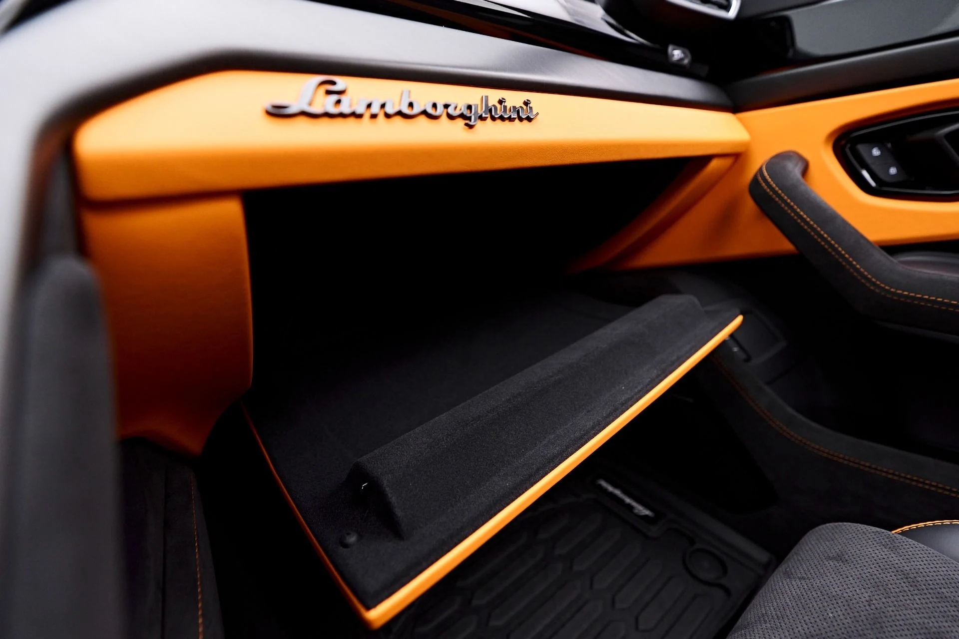 mph090_2712860765_Used_2024_Lamborghini_Urus_S_1759191733_e9194060f1